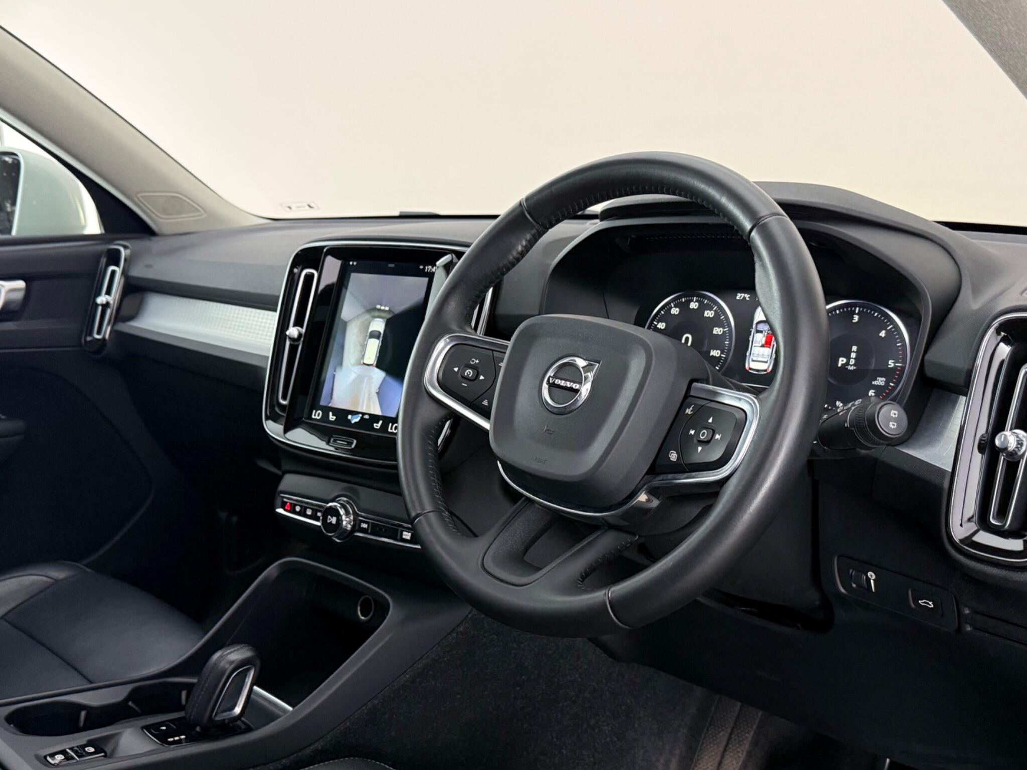 Volvo XC40 view 3