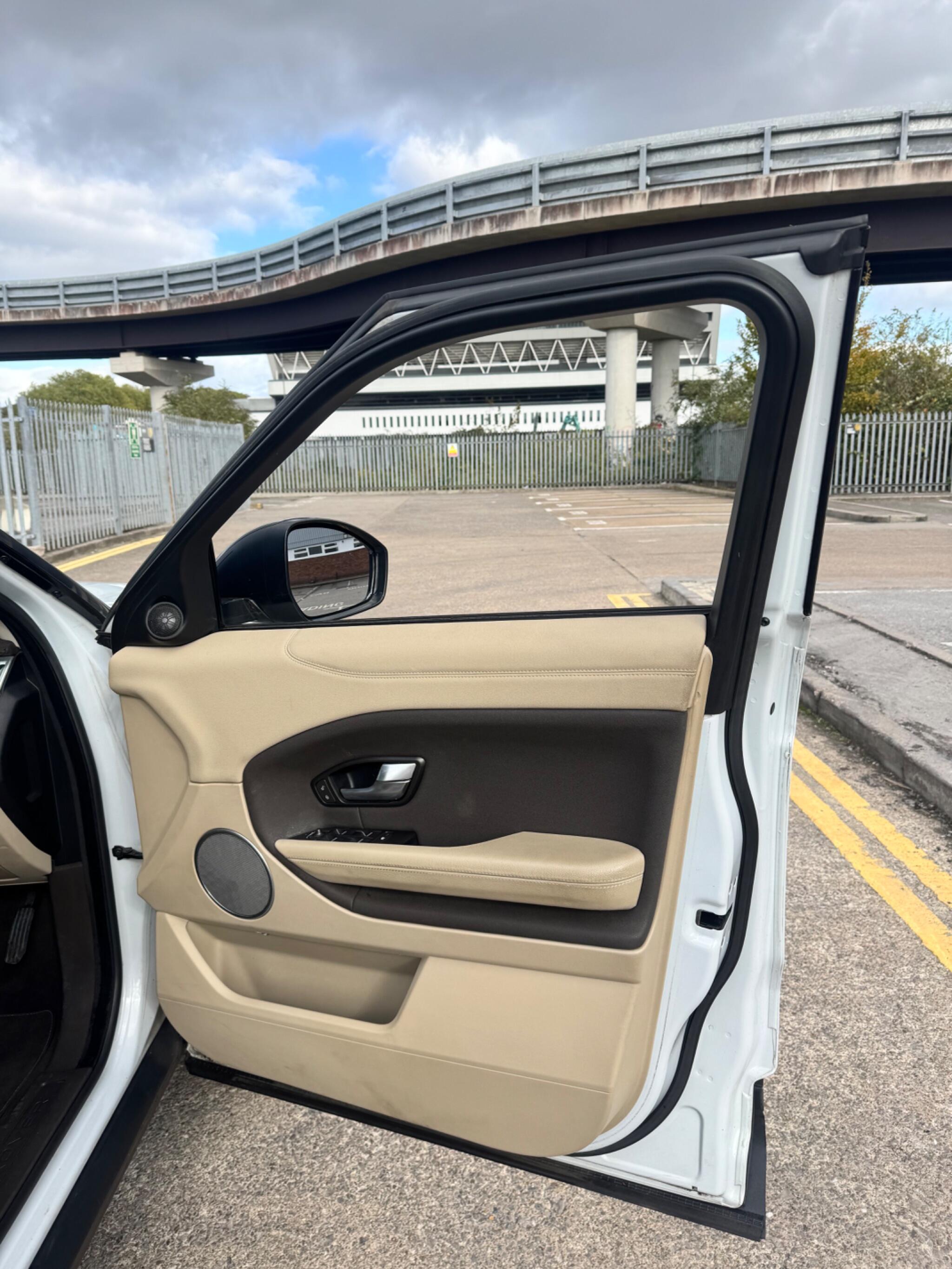 Land Rover Range Rover Evoque view 32