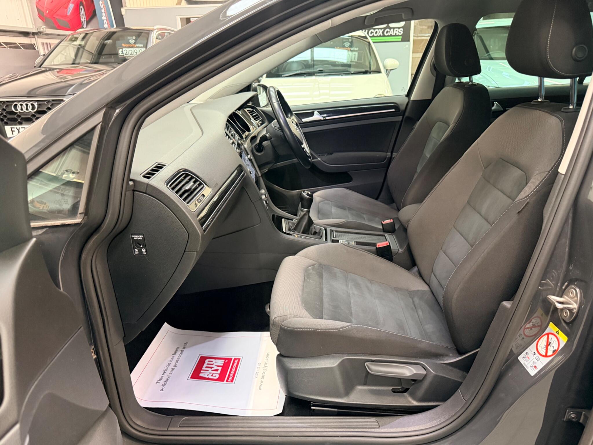 Volkswagen Golf view 4