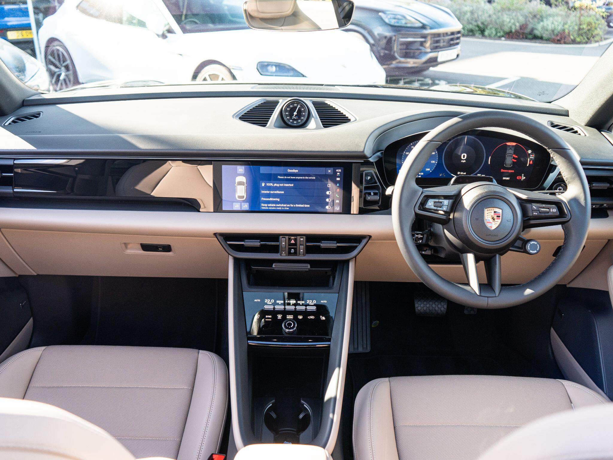 Porsche Macan view 19