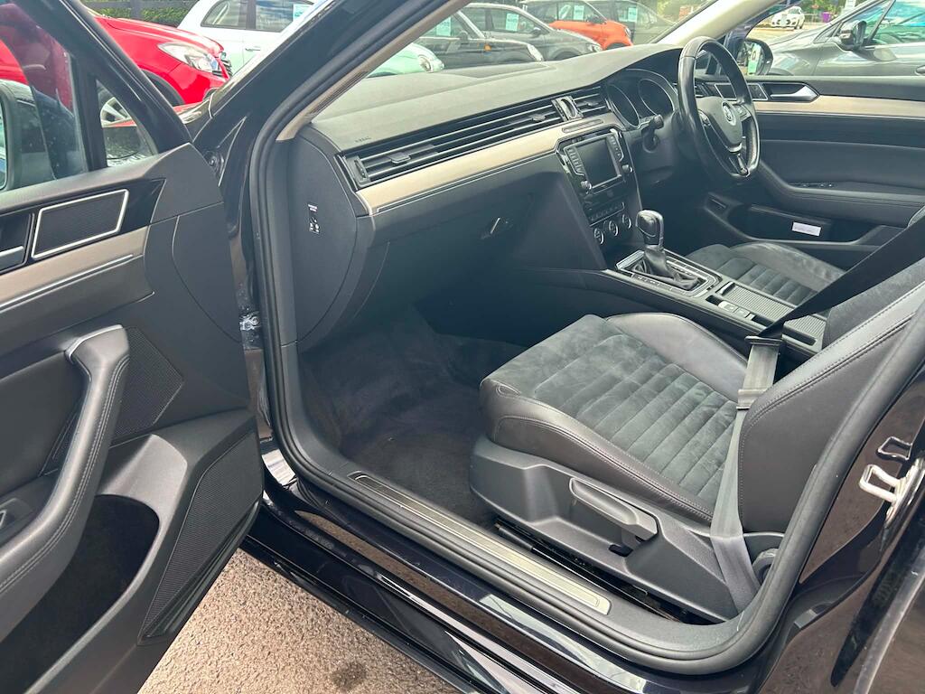 Volkswagen Passat view 17