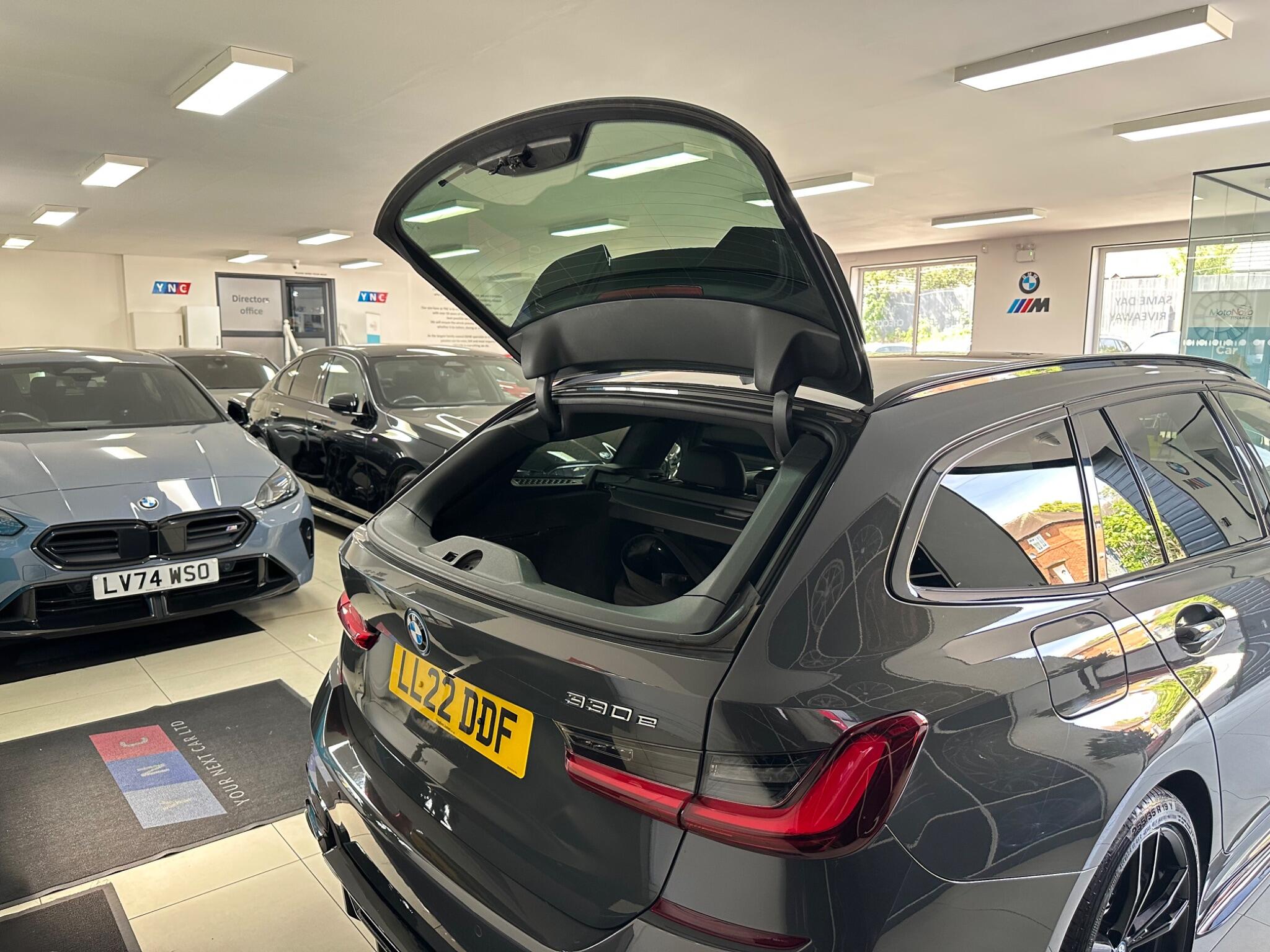 BMW 3 Series view 24