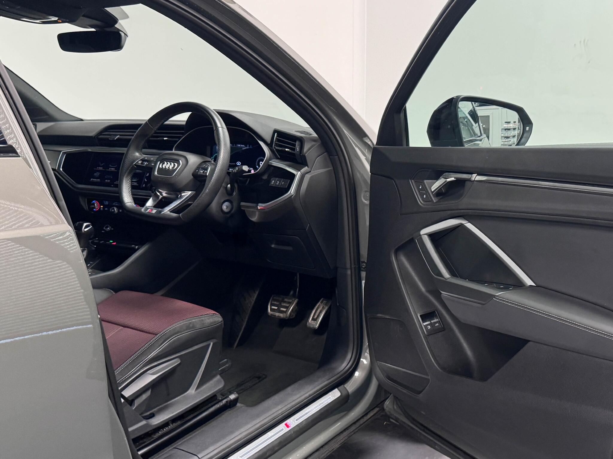 Audi Q3 view 32
