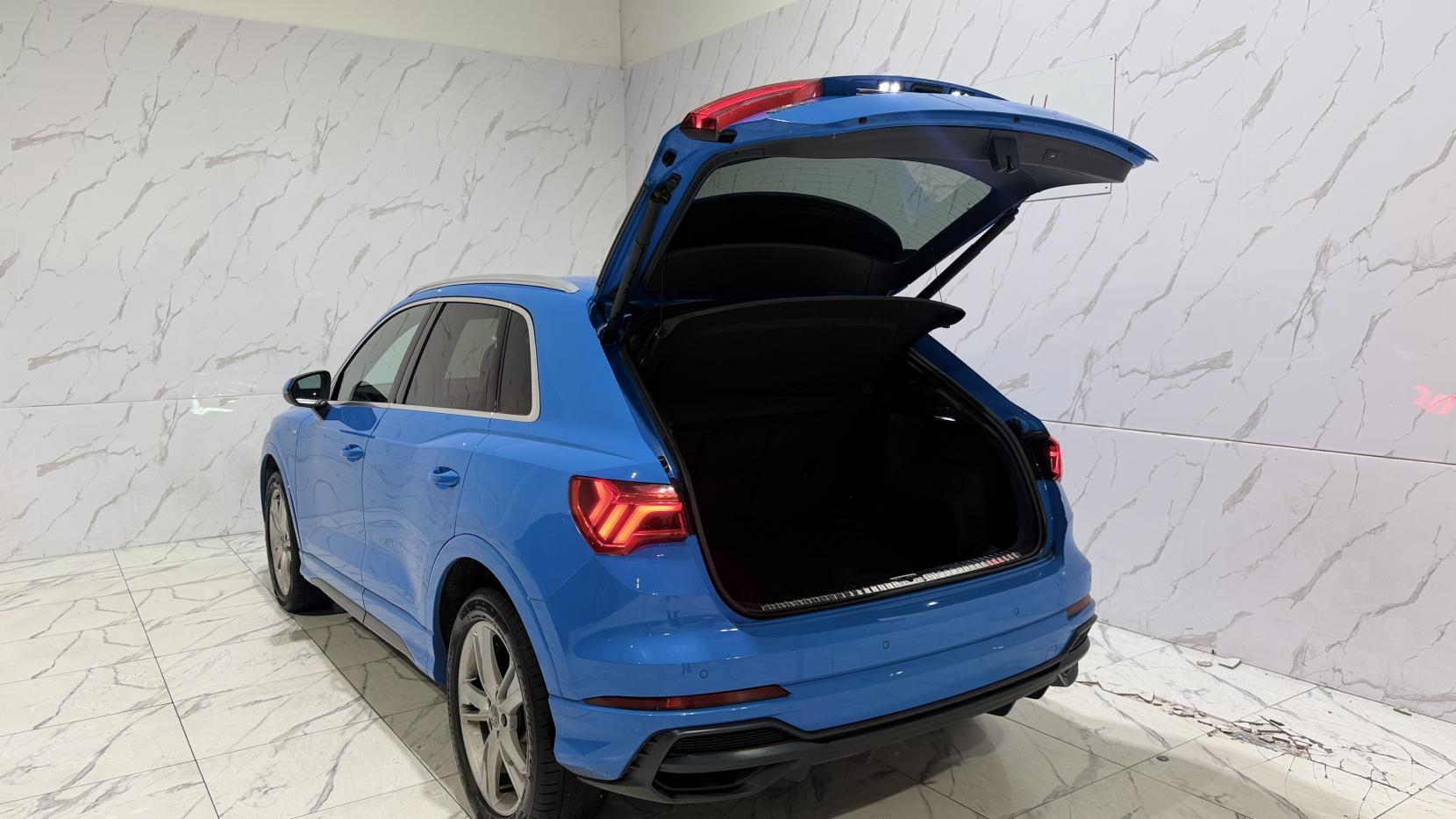 Audi Q3 view 42