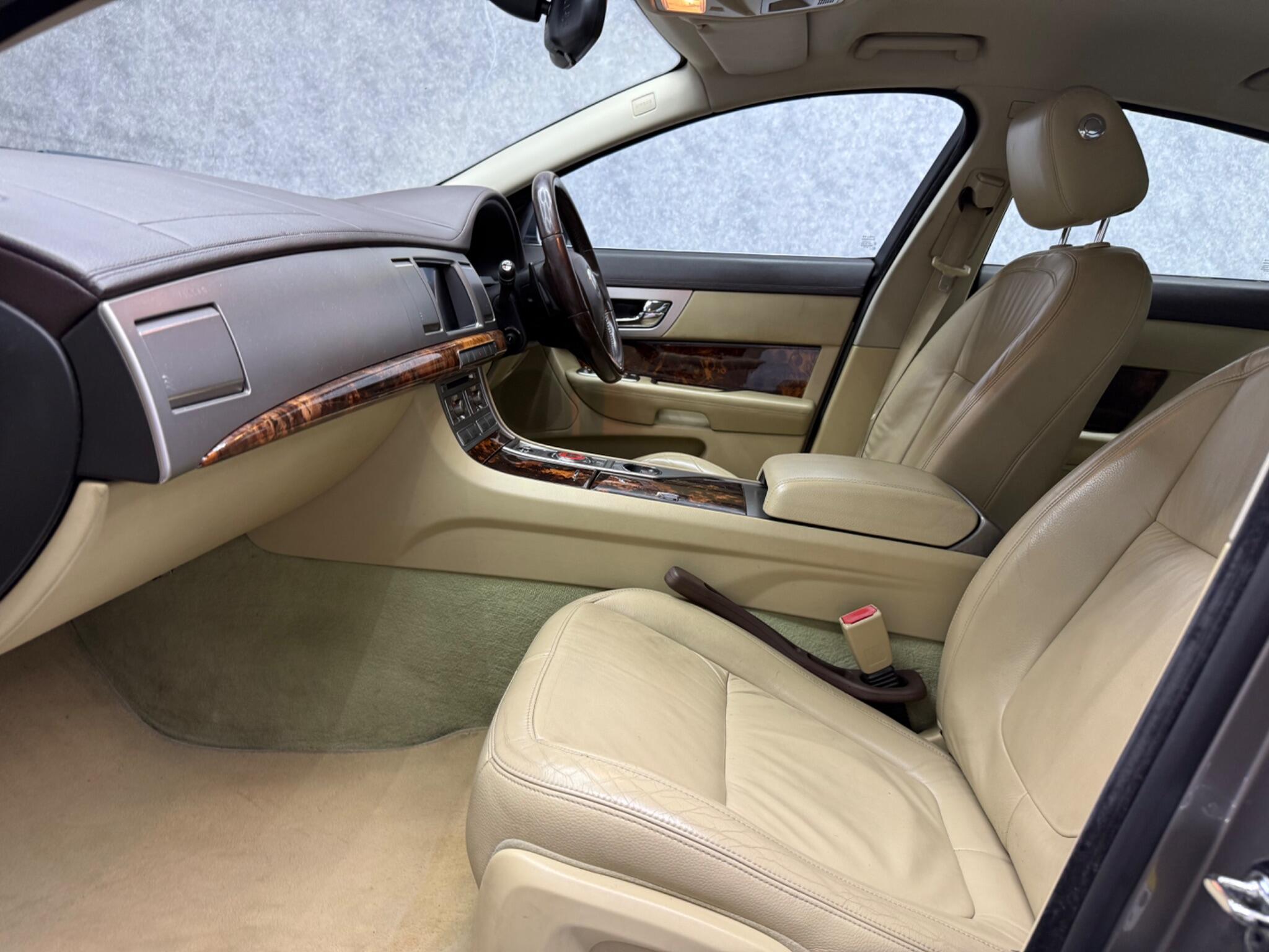 Jaguar XF view 8