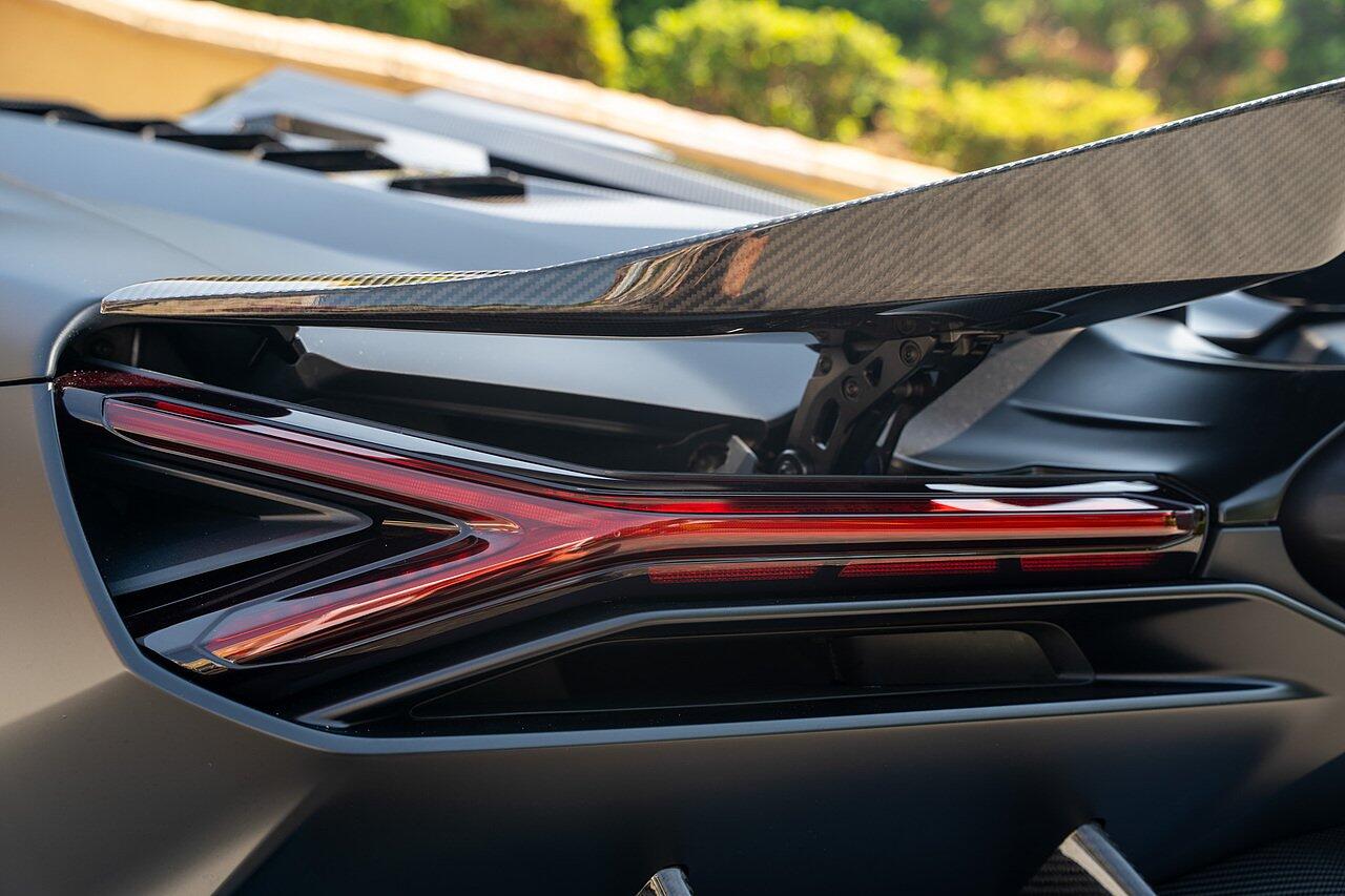 Lamborghini Revuelto view 25