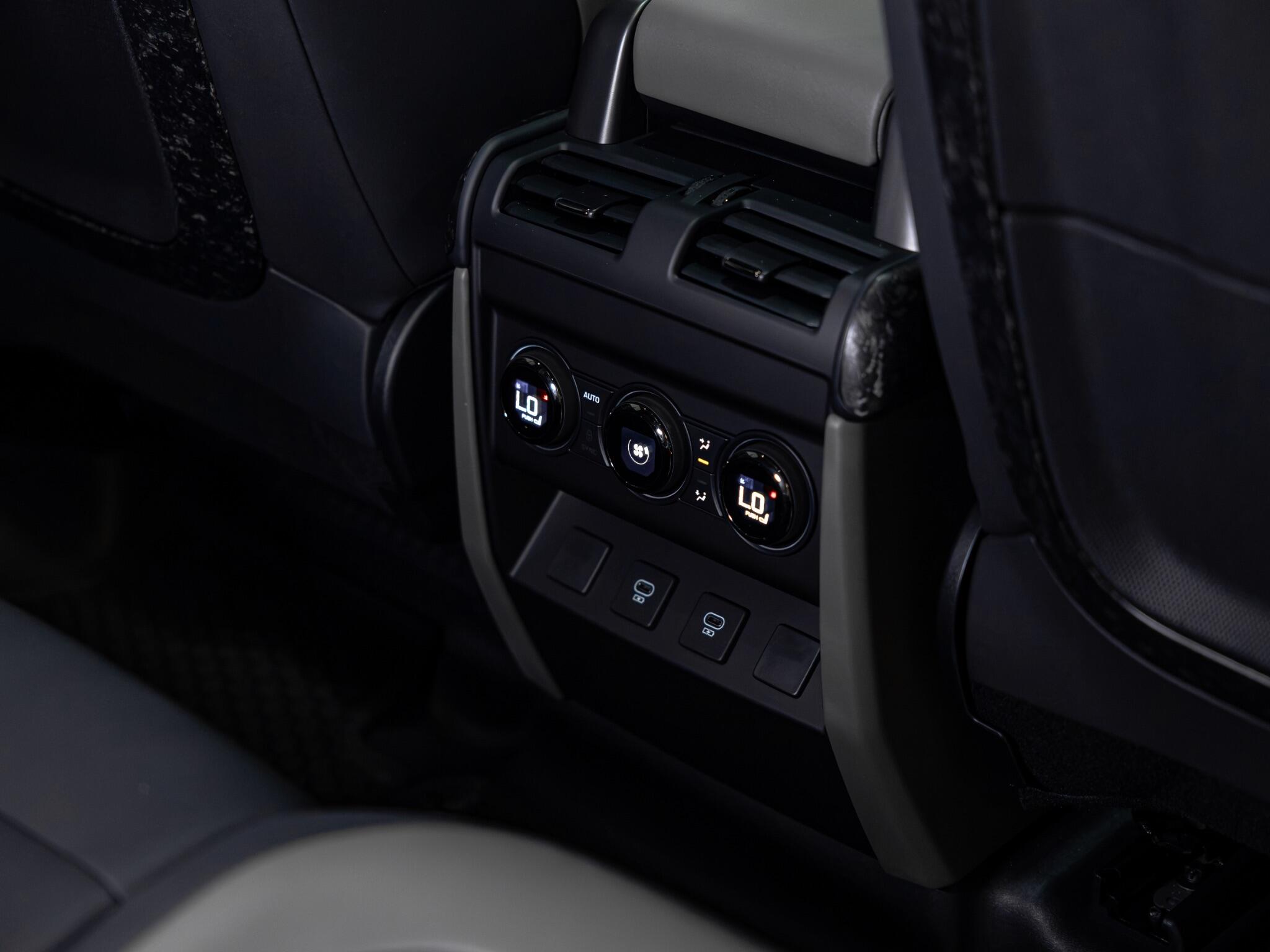 Land Rover Defender view 32