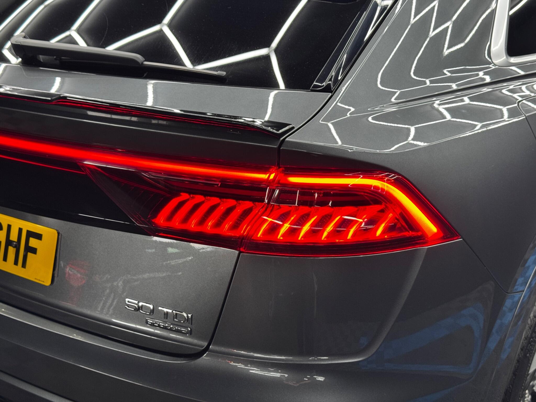 Audi Q8 view 50