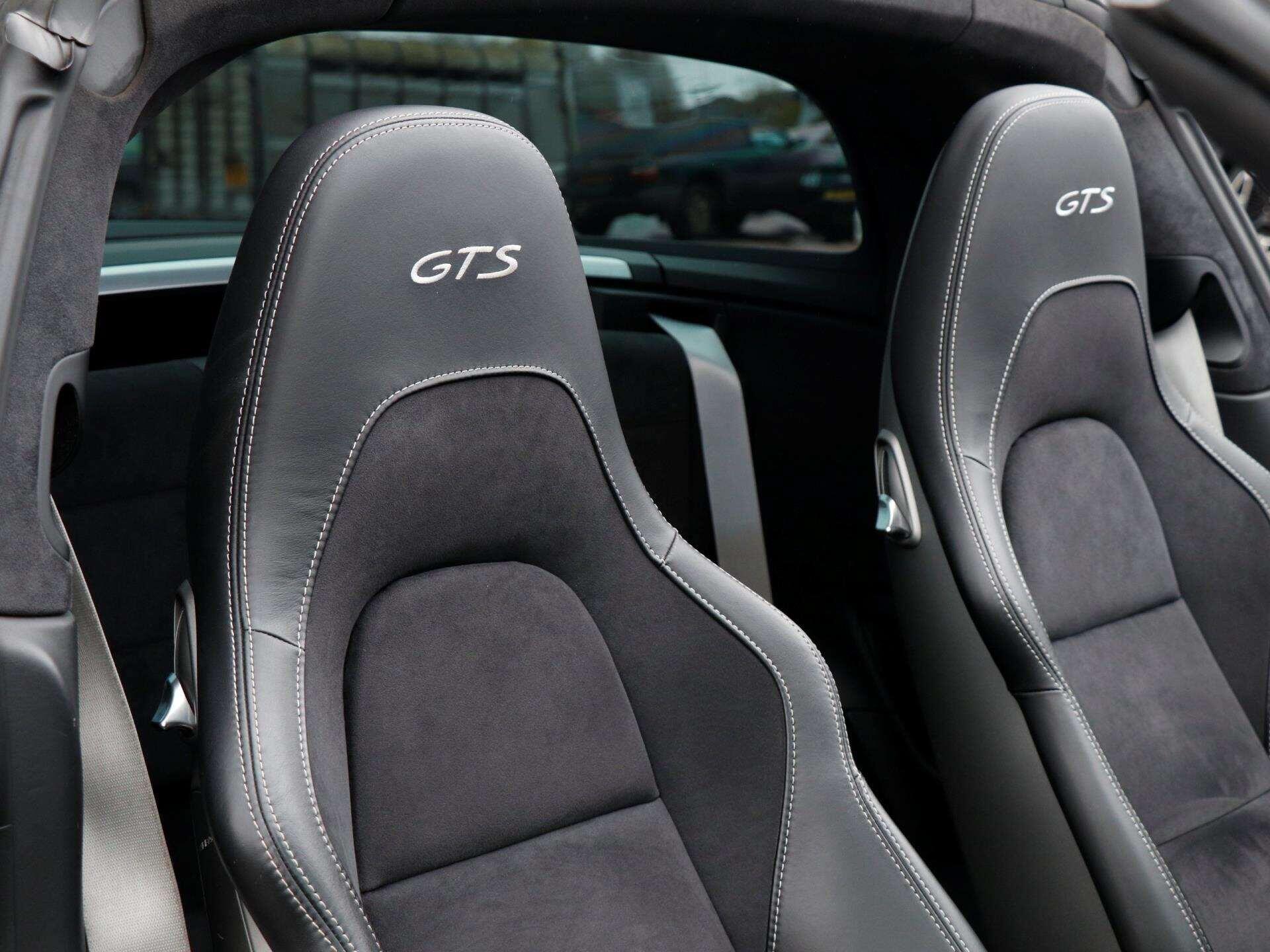 Porsche 911 view 24