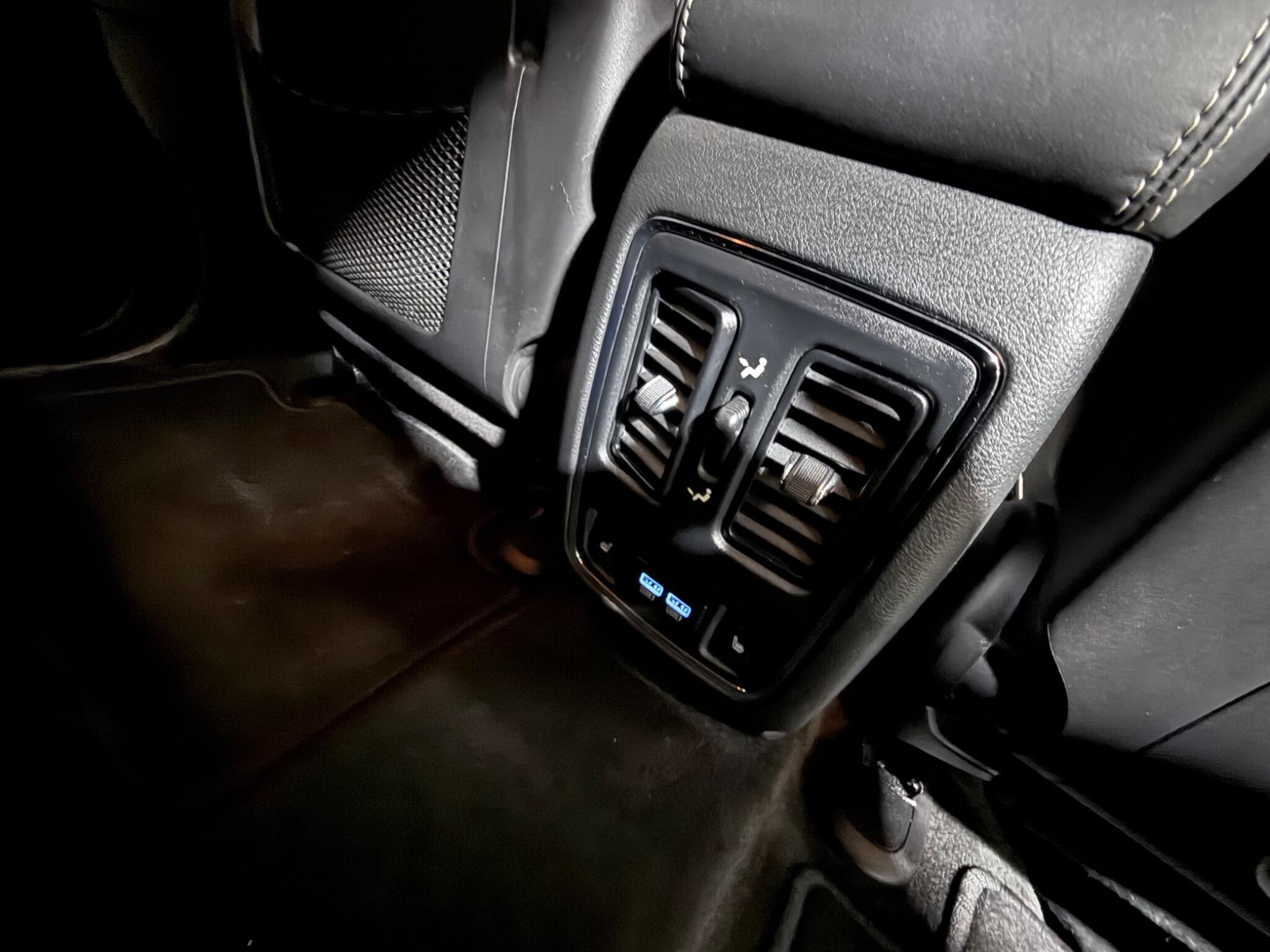 Jeep Grand Cherokee view 23