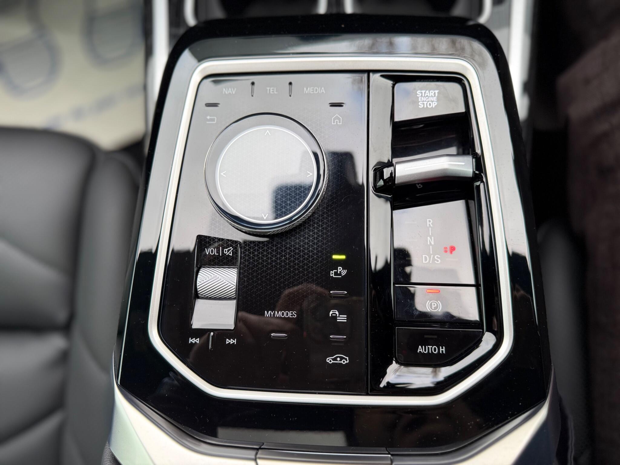BMW 7 Series view 21