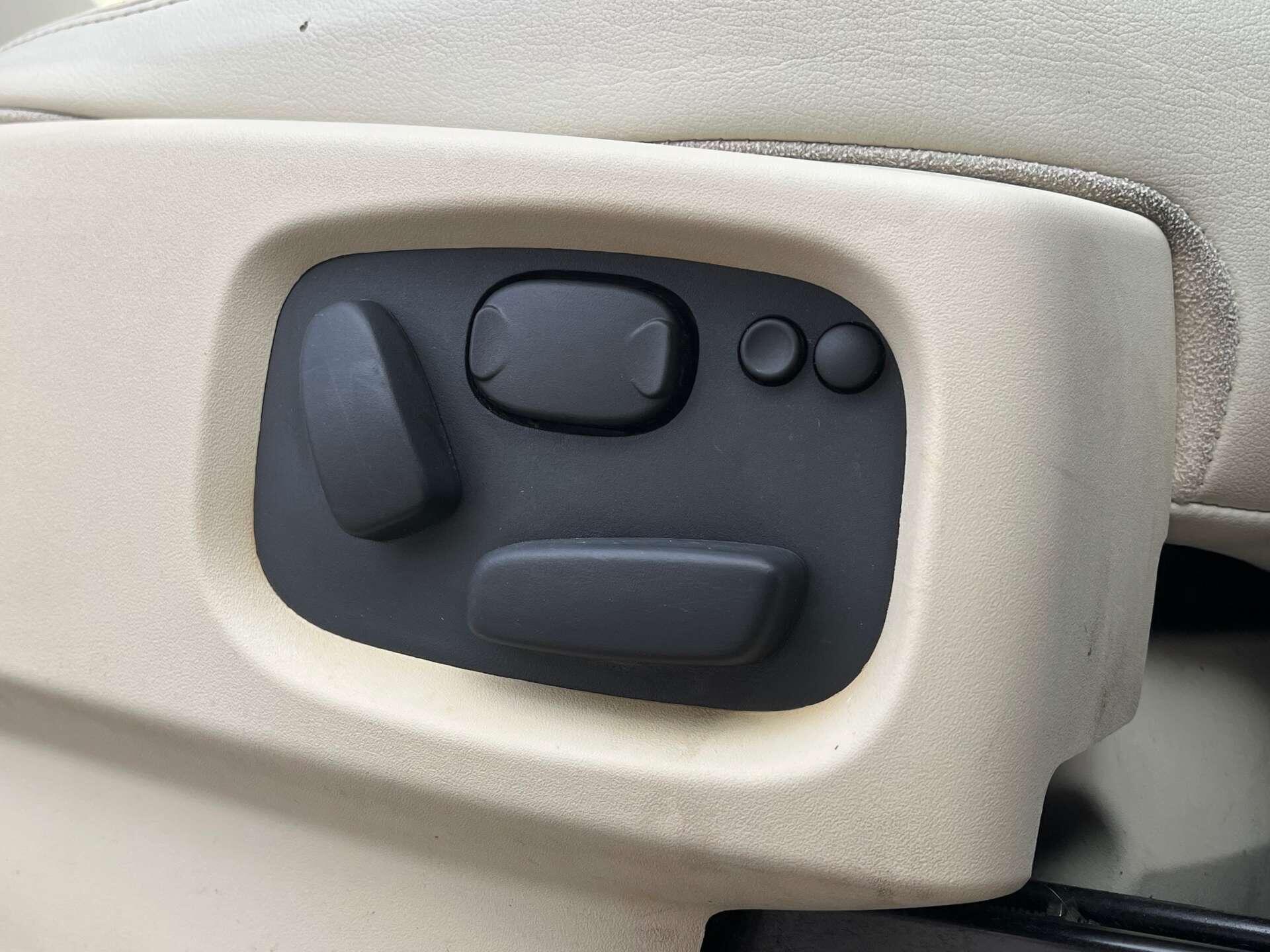 Land Rover Discovery view 24