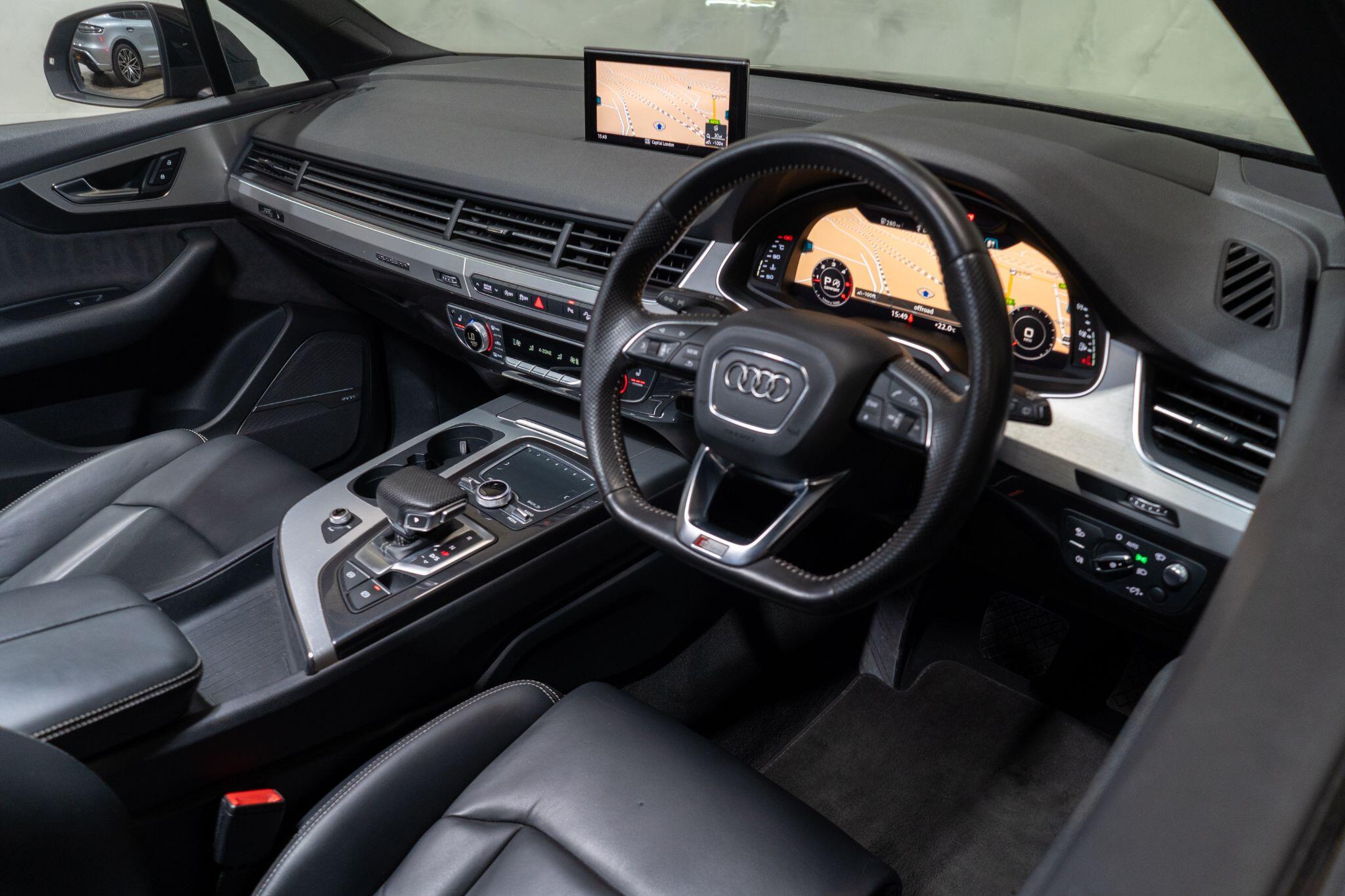 Audi Q7 view 11