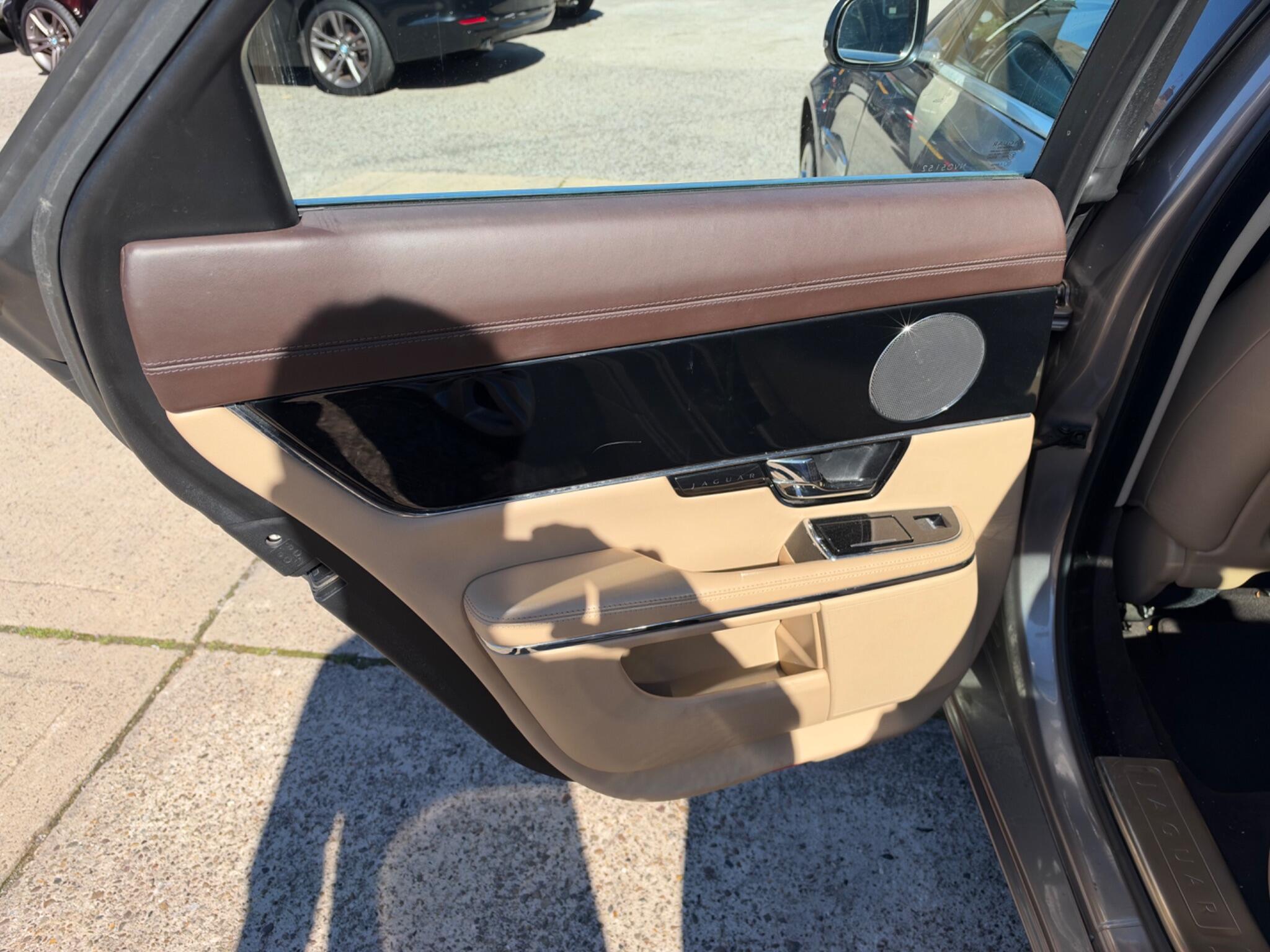 Jaguar XJ view 24