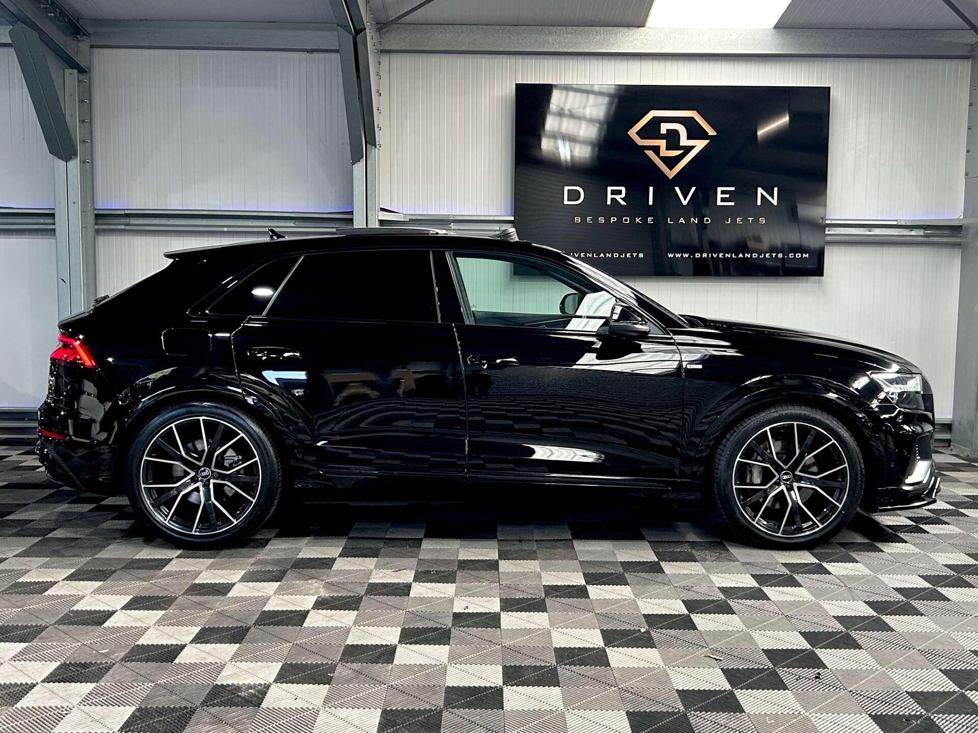 Audi Q8 view 10