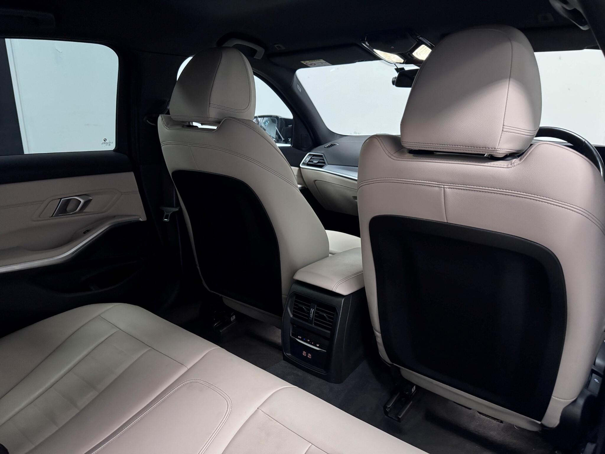 BMW 3 Series view 24