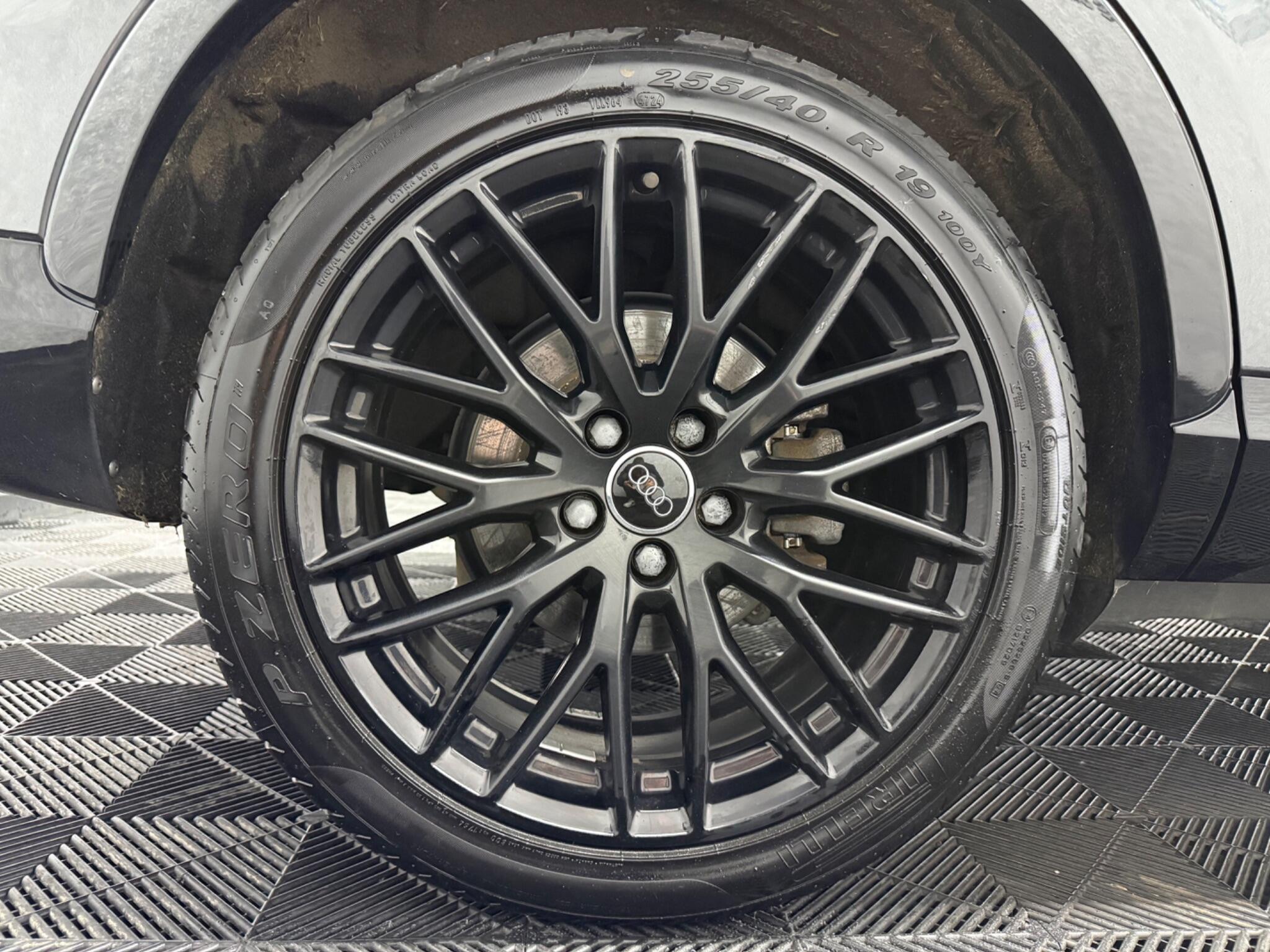 Audi Q3 view 28