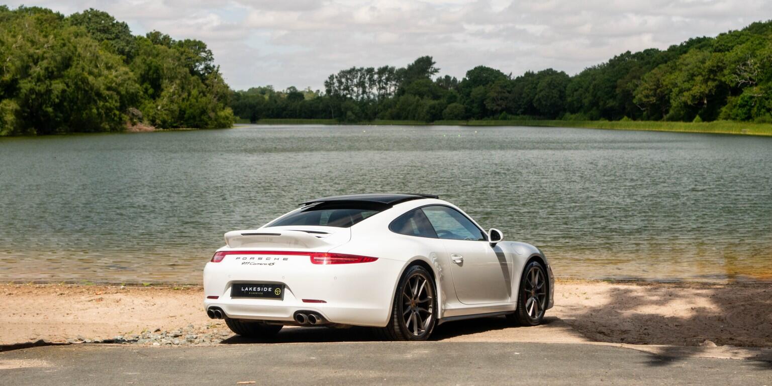 Porsche 911 view 6