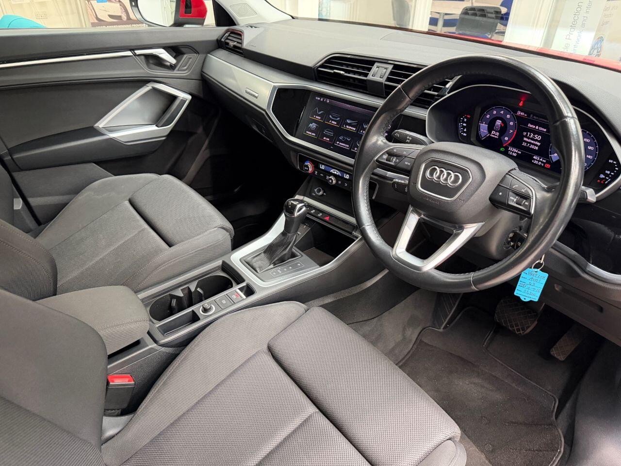 Audi Q3 view 28