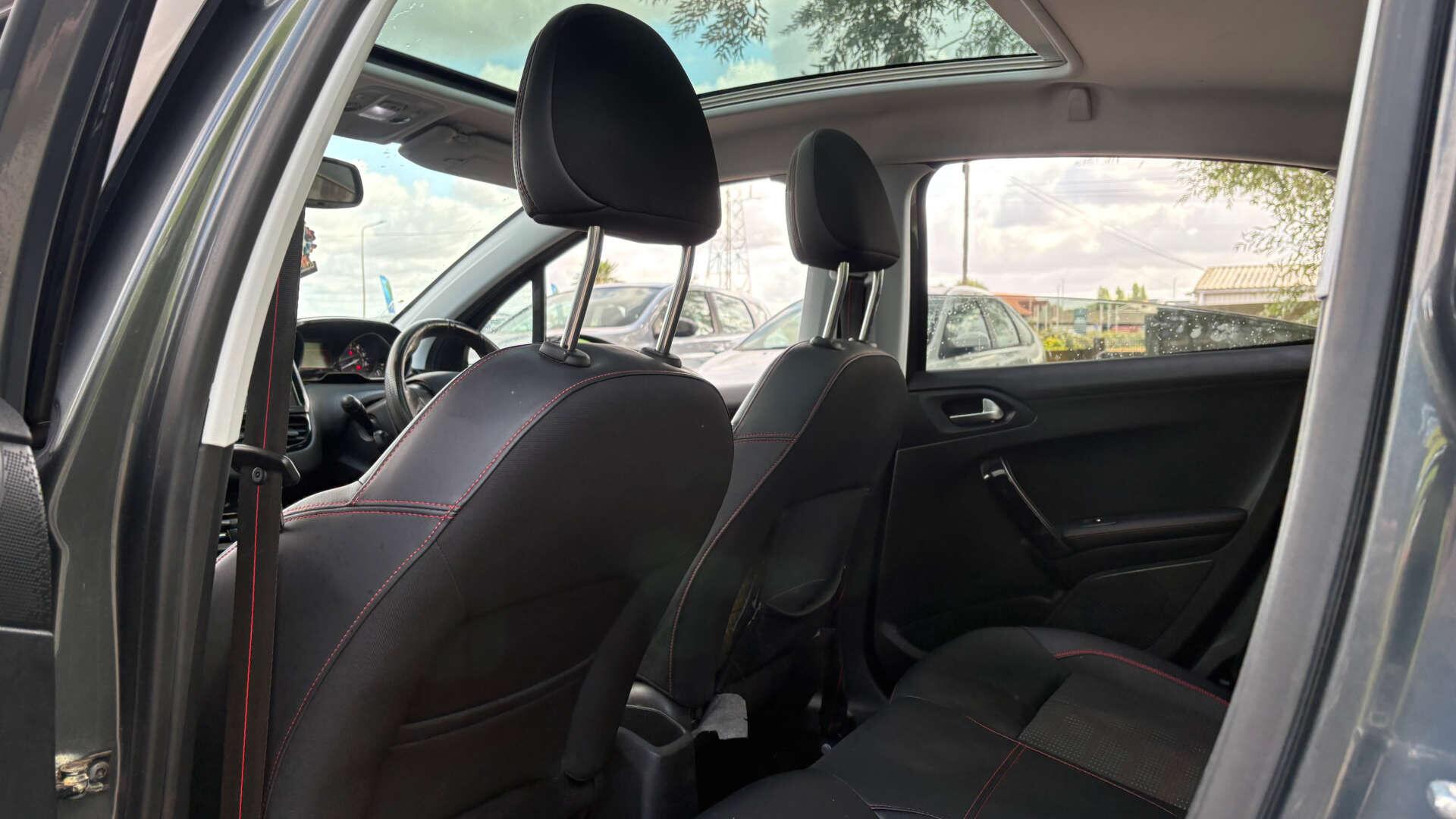 Peugeot 208 view 12