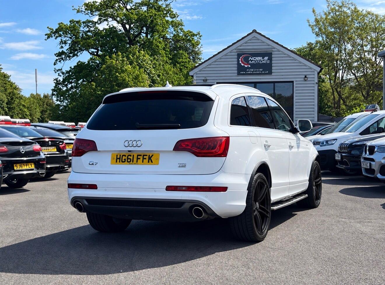Audi Q7 view 7