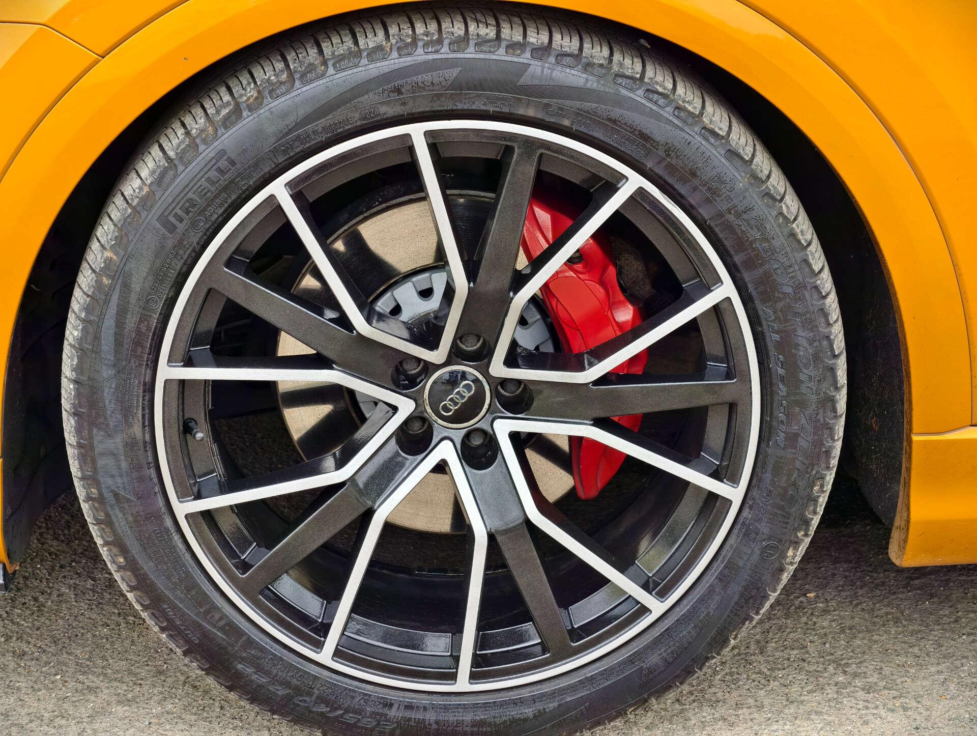 Audi Q8 view 28