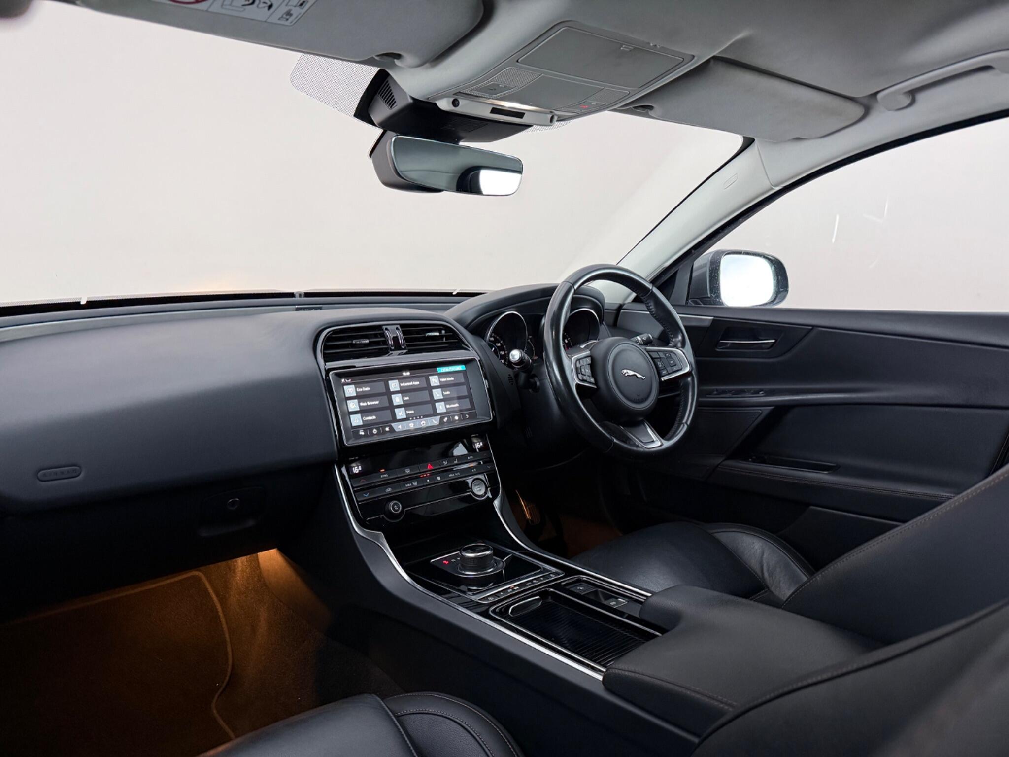 Jaguar Xe view 4