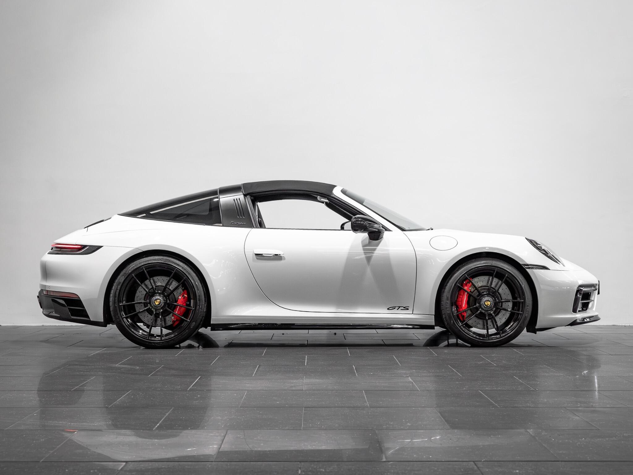 Porsche 911 view 8
