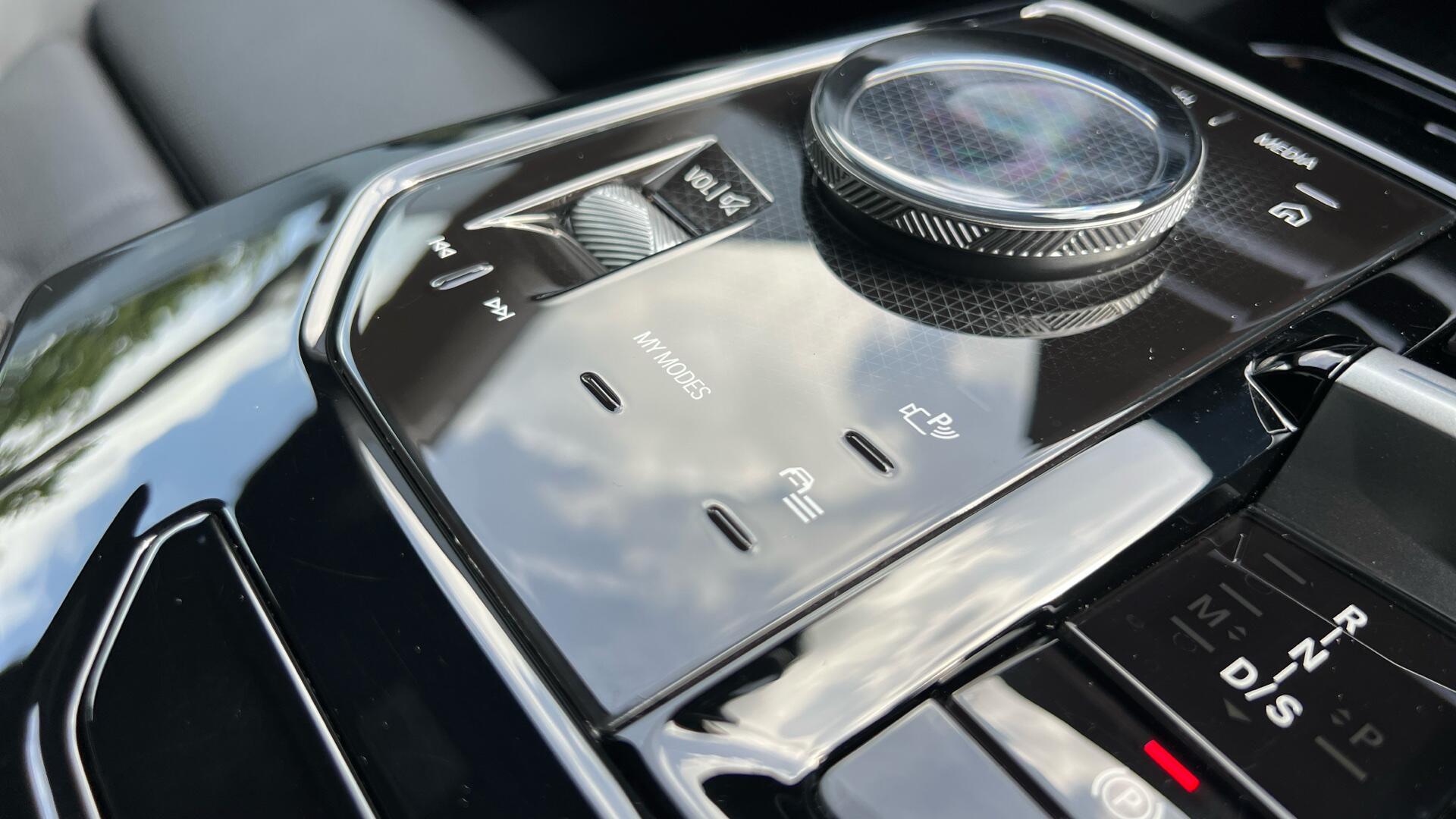 BMW 5 Series view 19