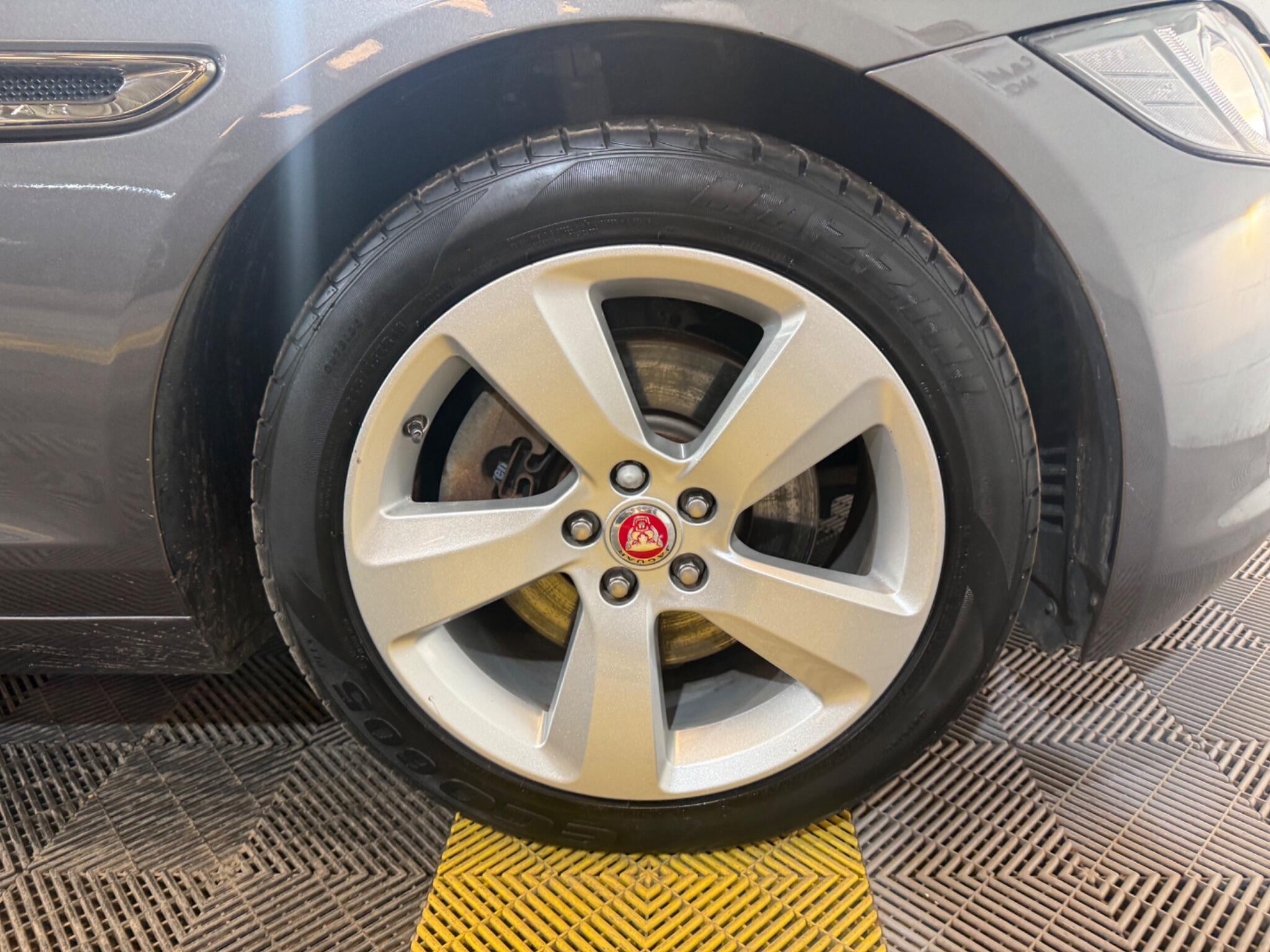 Jaguar XF view 44
