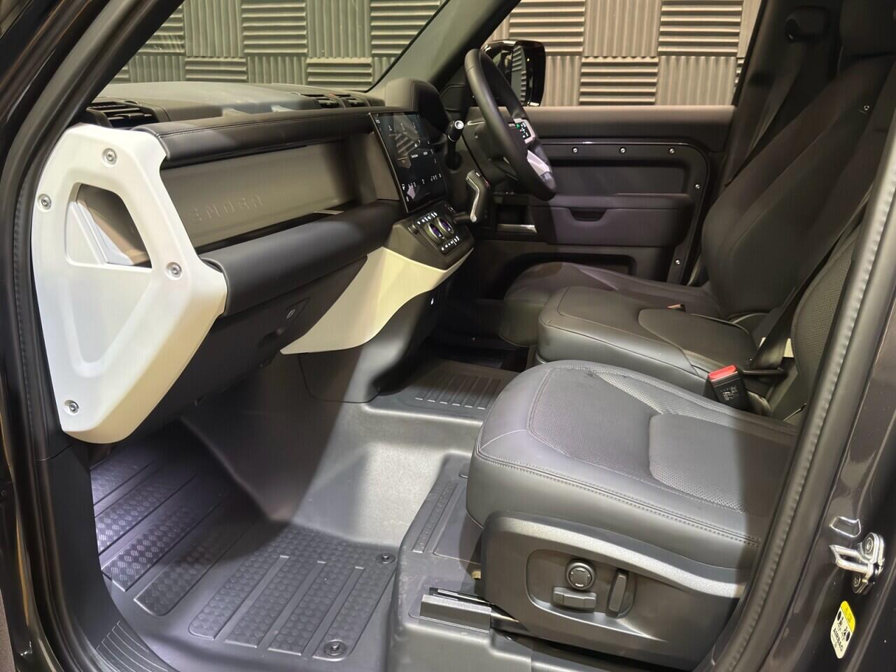 Land Rover Defender 110 view 26