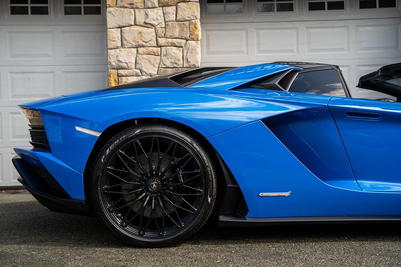 Lamborghini Aventador view 7