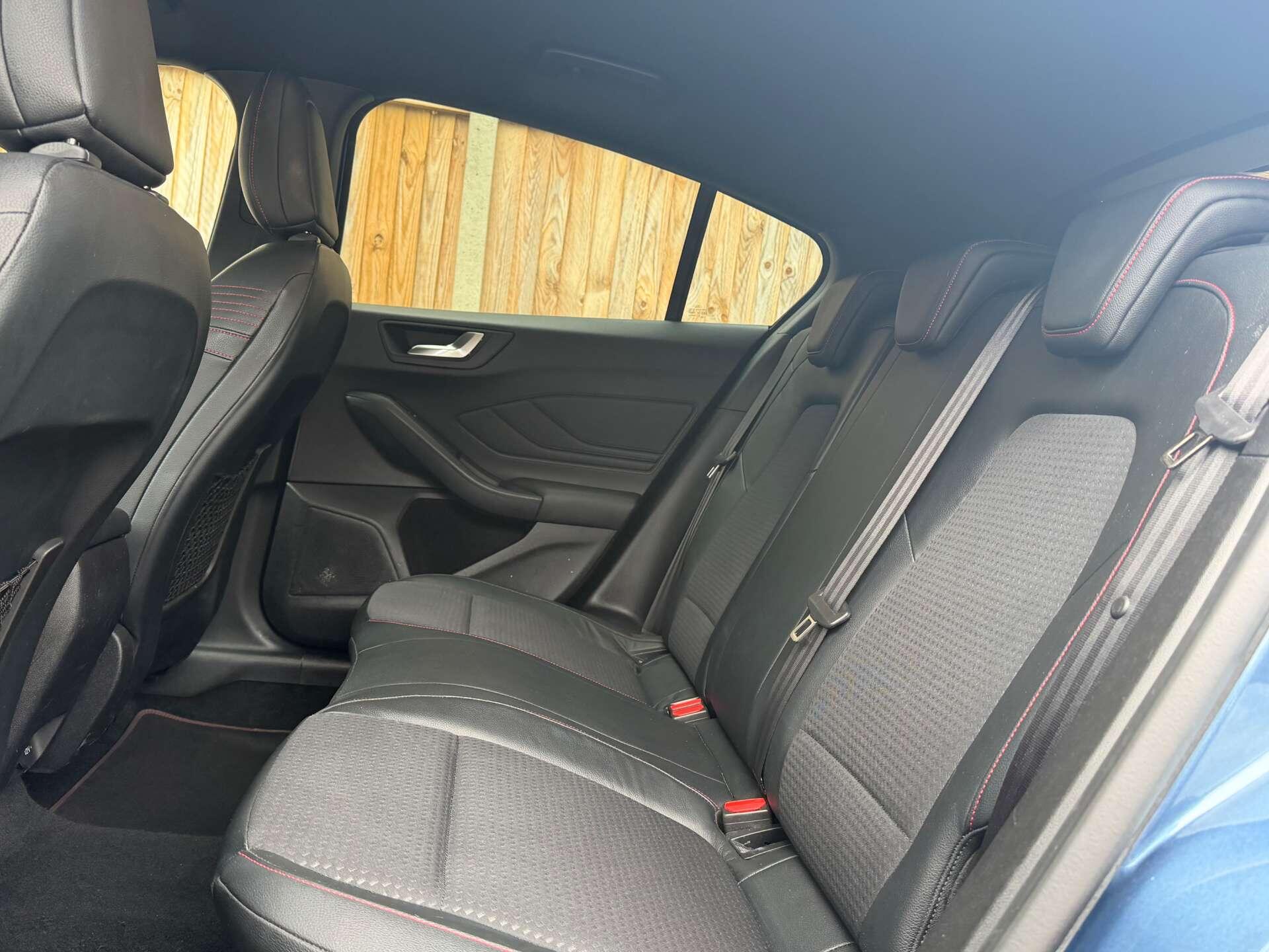 Ford Focus view 15