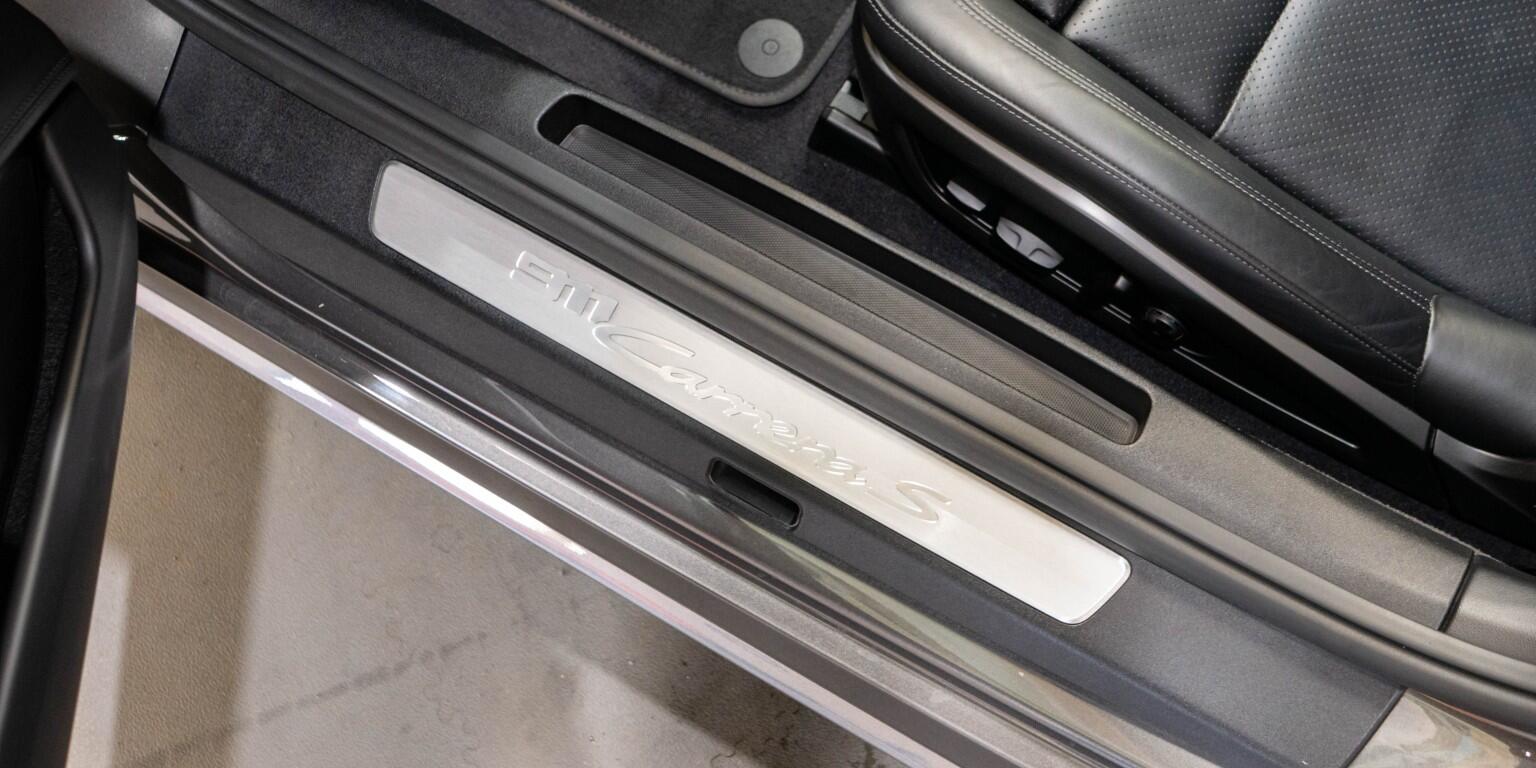 Porsche 911 view 29
