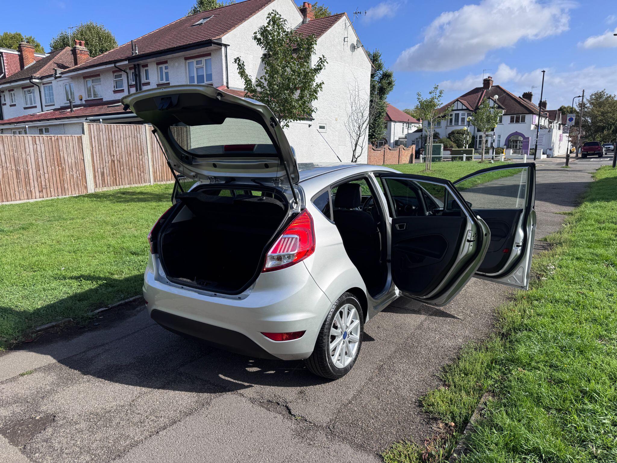 2017 Ford Fiesta image 29