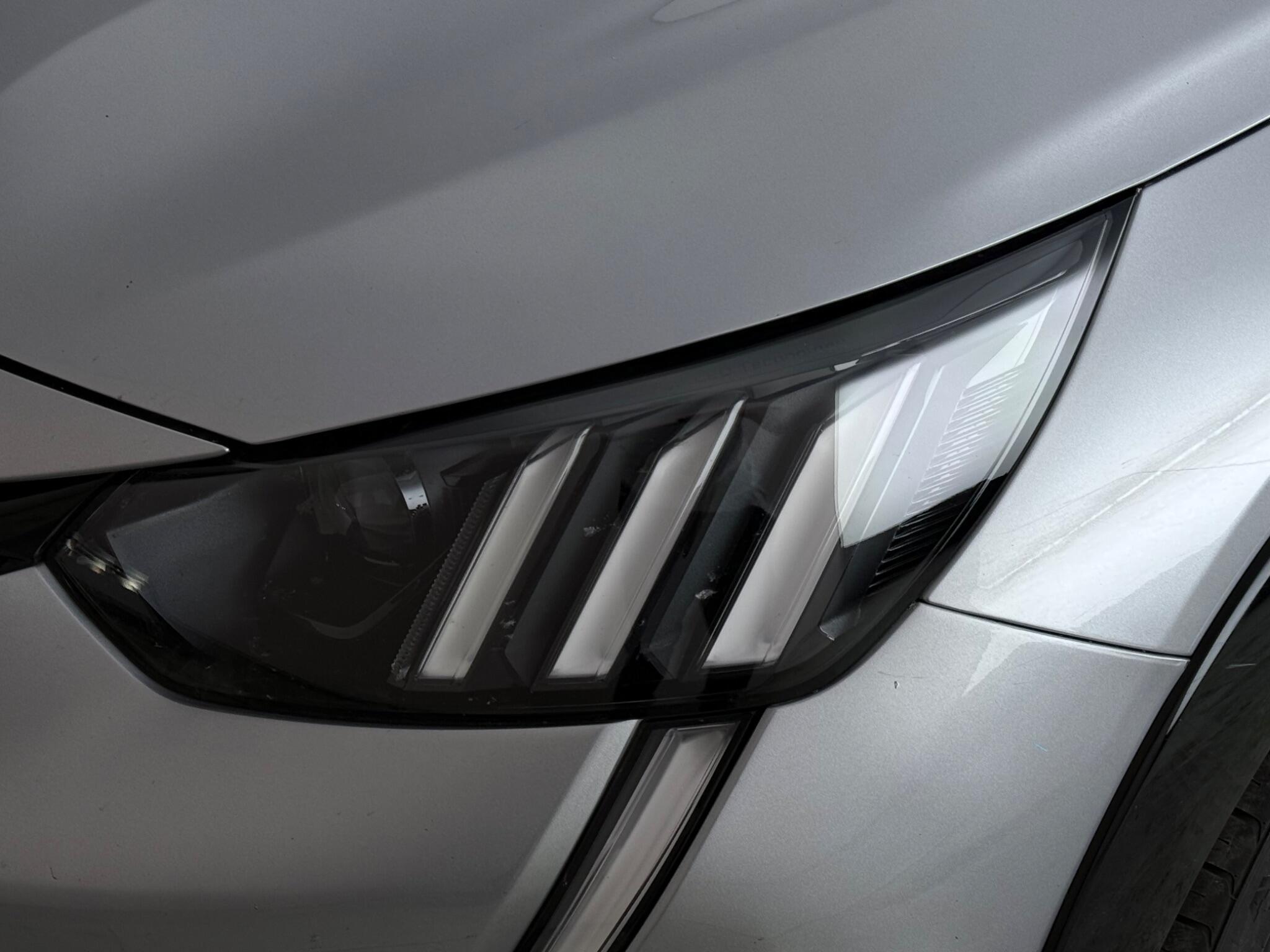 Peugeot 208 view 11