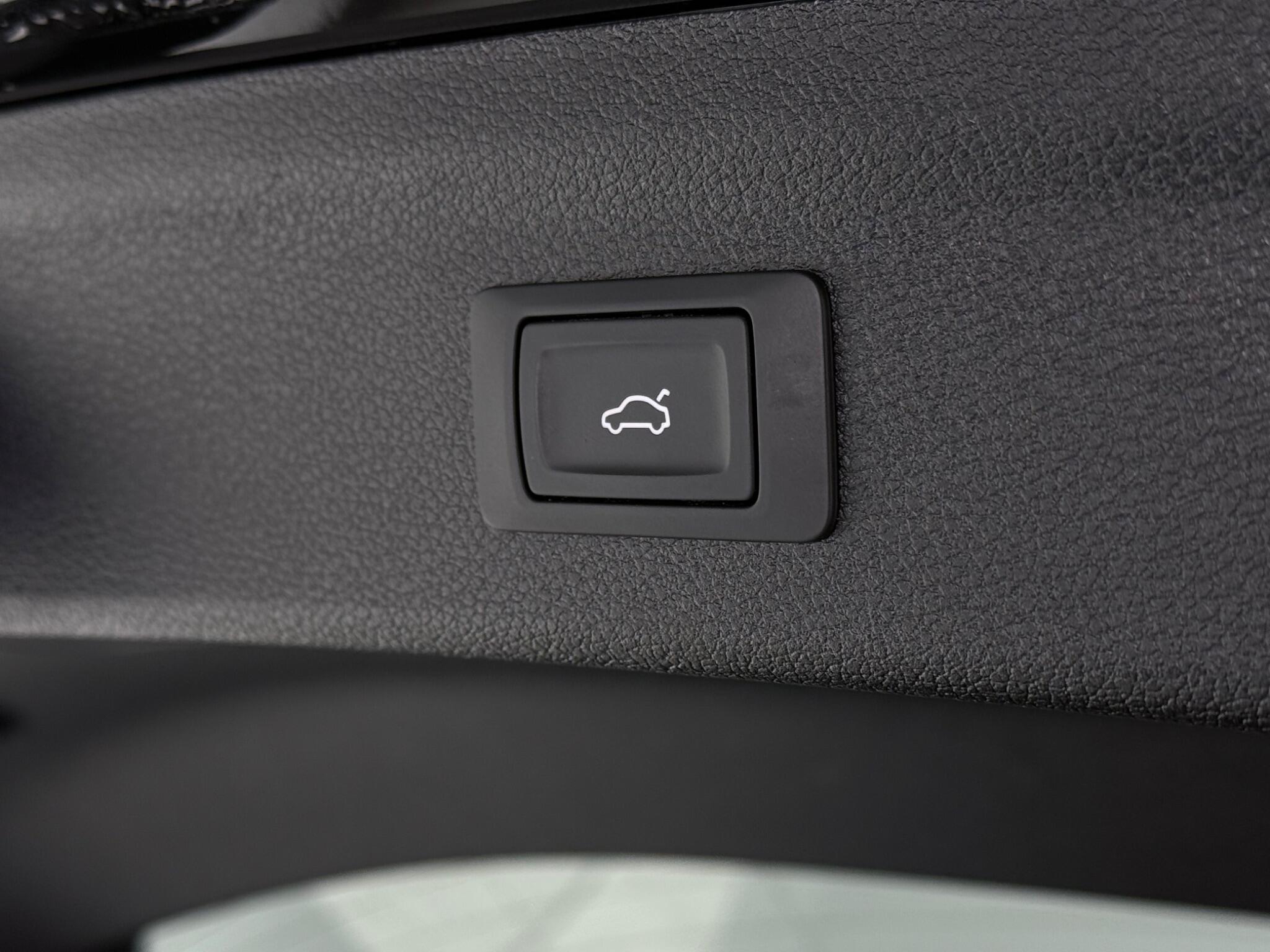 Audi Q3 view 10