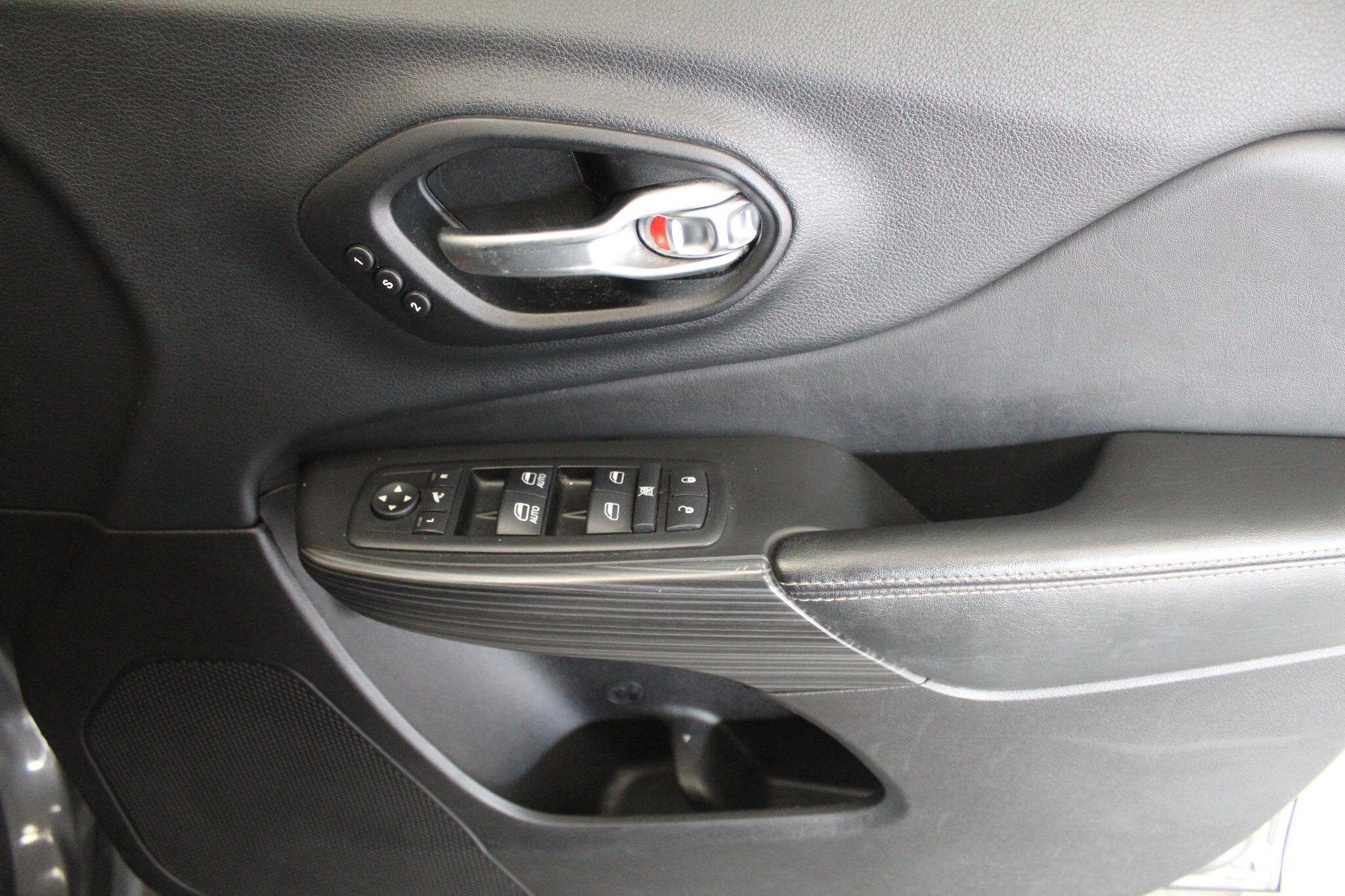 Jeep Cherokee view 47
