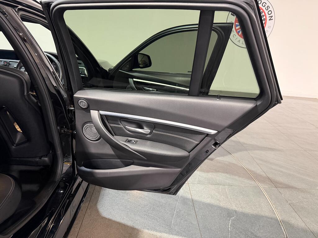 BMW 3 Series view 24