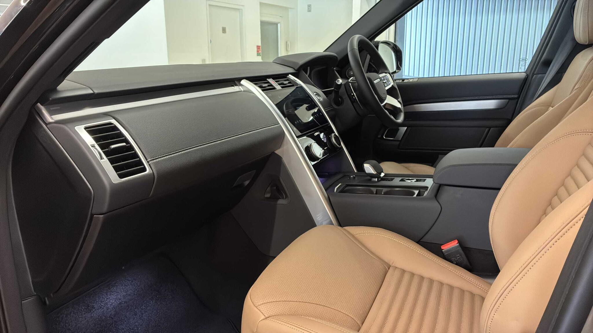Land Rover Discovery view 3