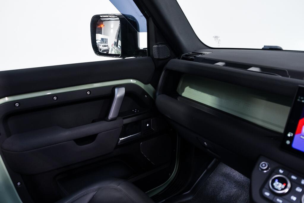 Land Rover Defender view 18