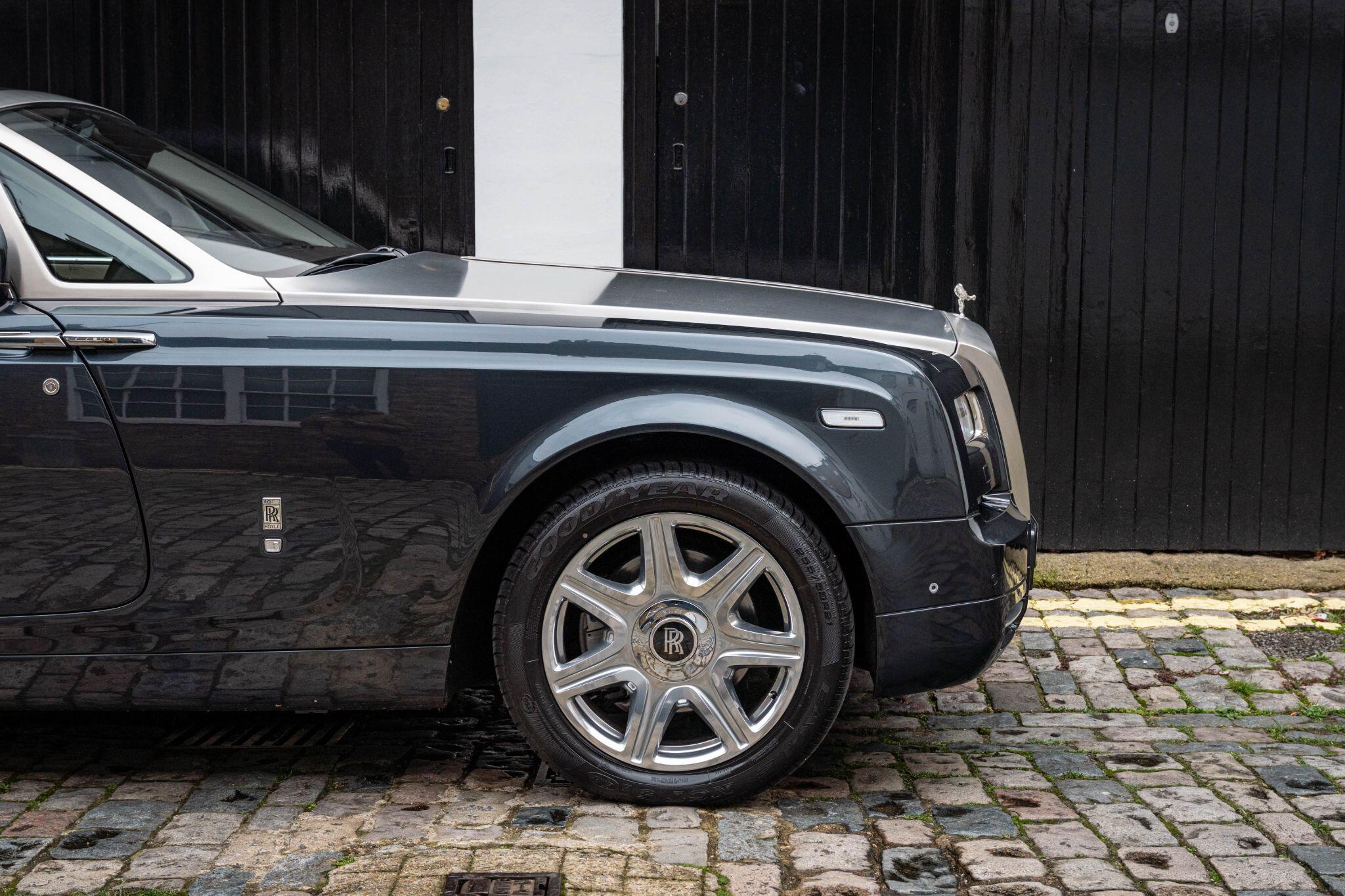 Rolls-Royce Phantom view 19