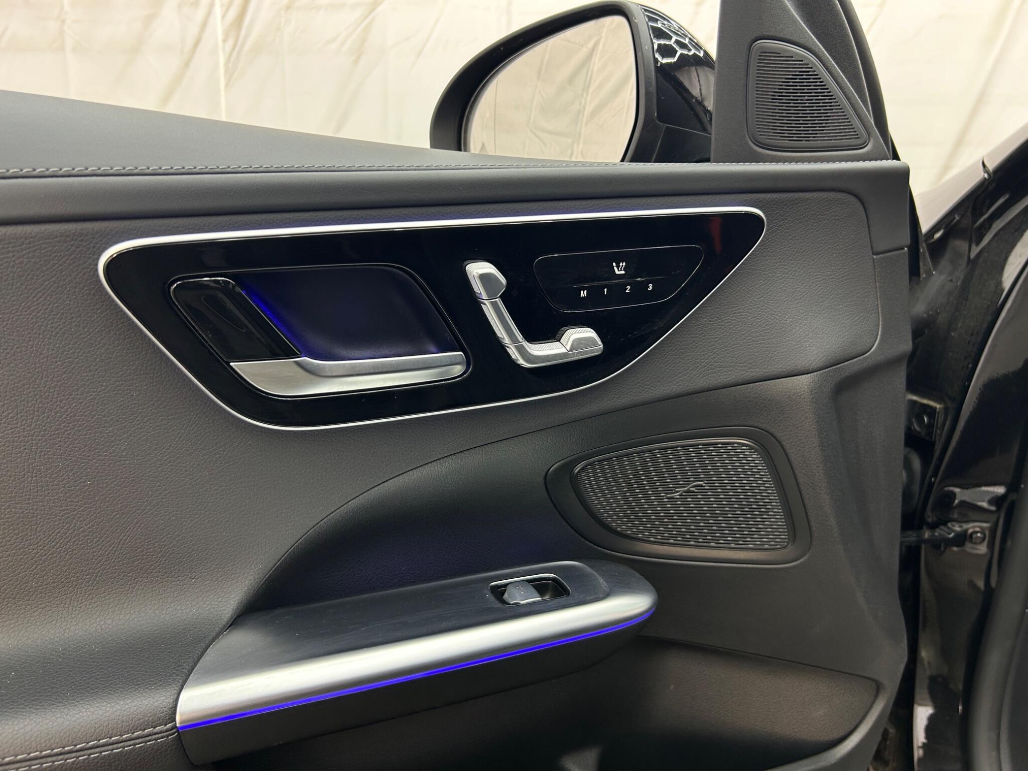 Mercedes-Benz C-Class view 33