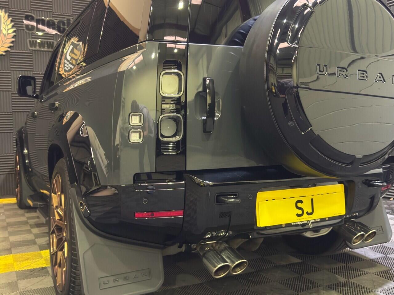 Land Rover Defender 110 view 31