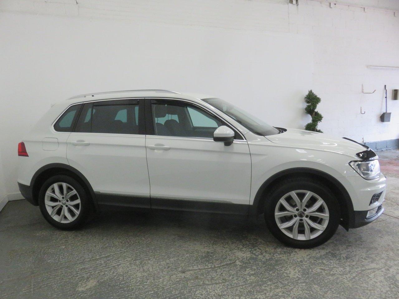 Volkswagen Tiguan view 4