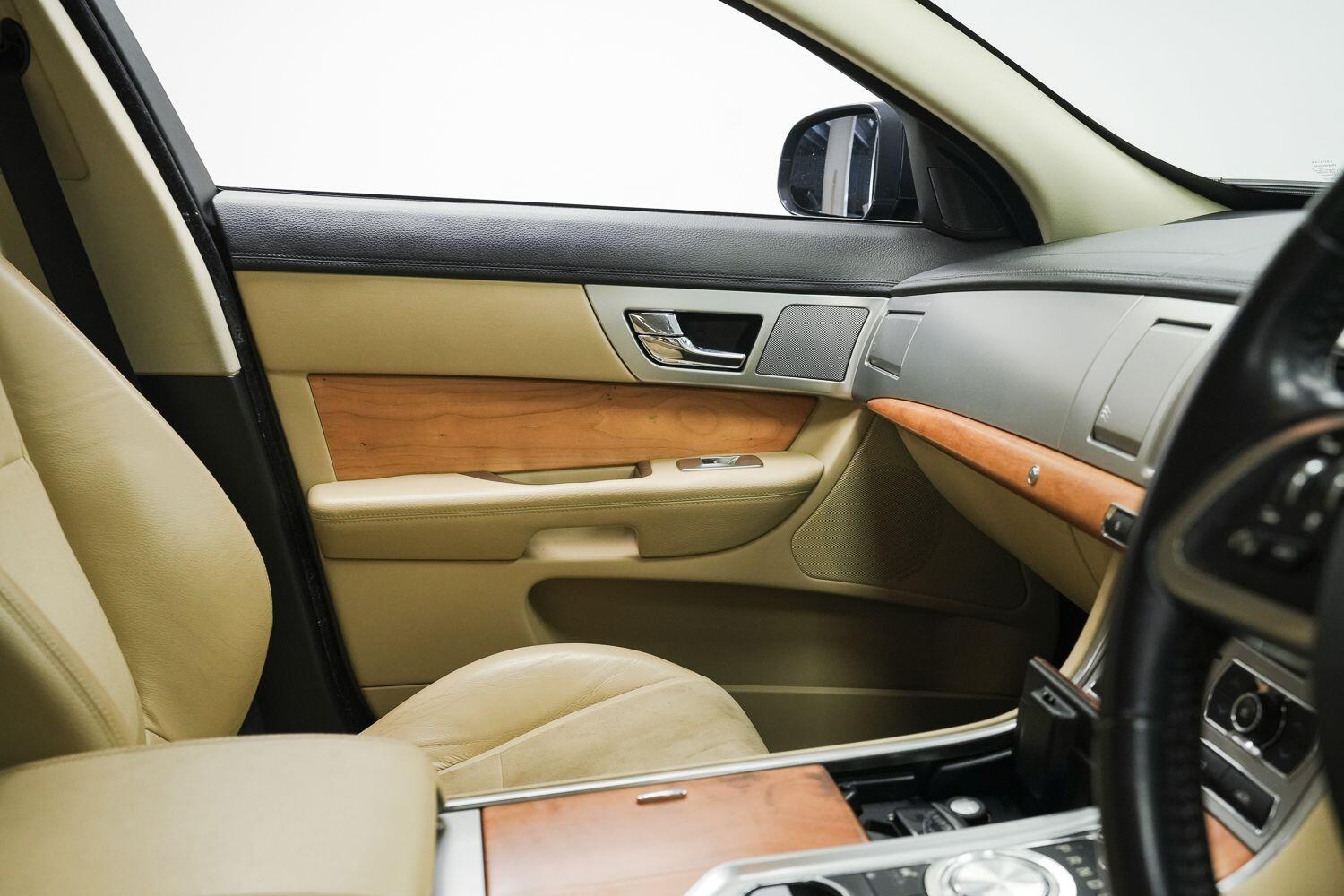 Jaguar XF view 21