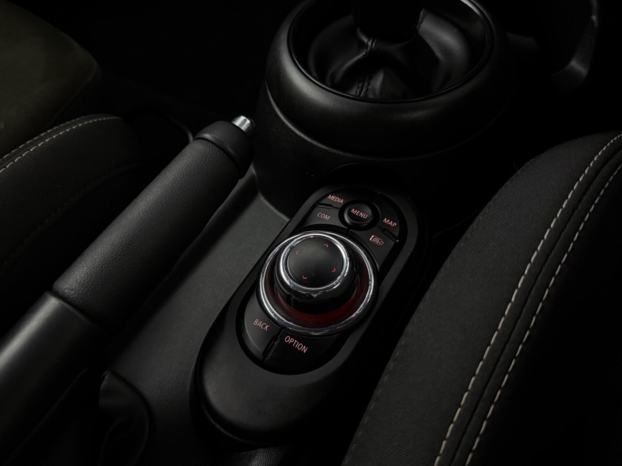 Mini Convertible view 18
