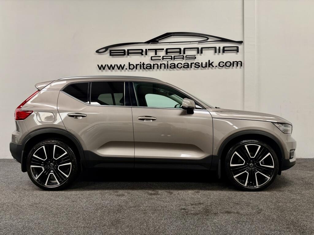 Volvo XC40 view 2