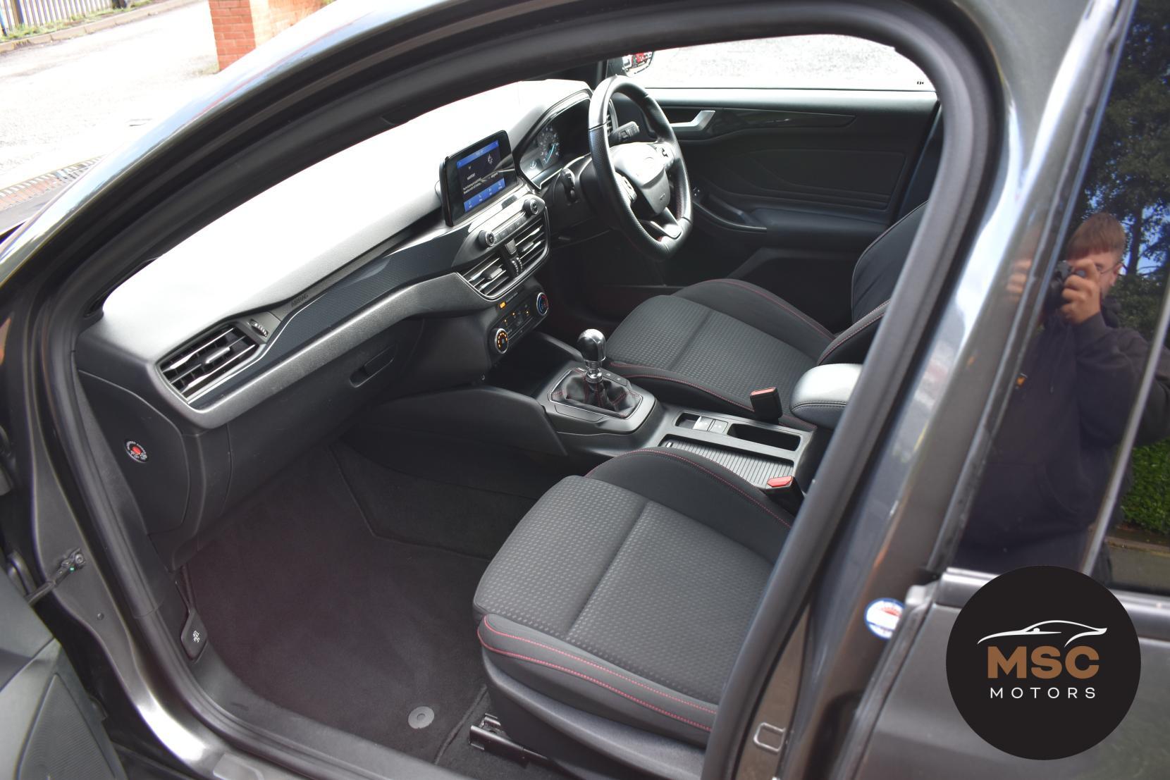 Ford Focus view 33