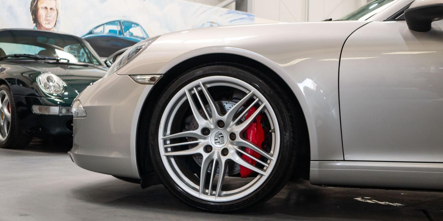 Porsche 911 view 9